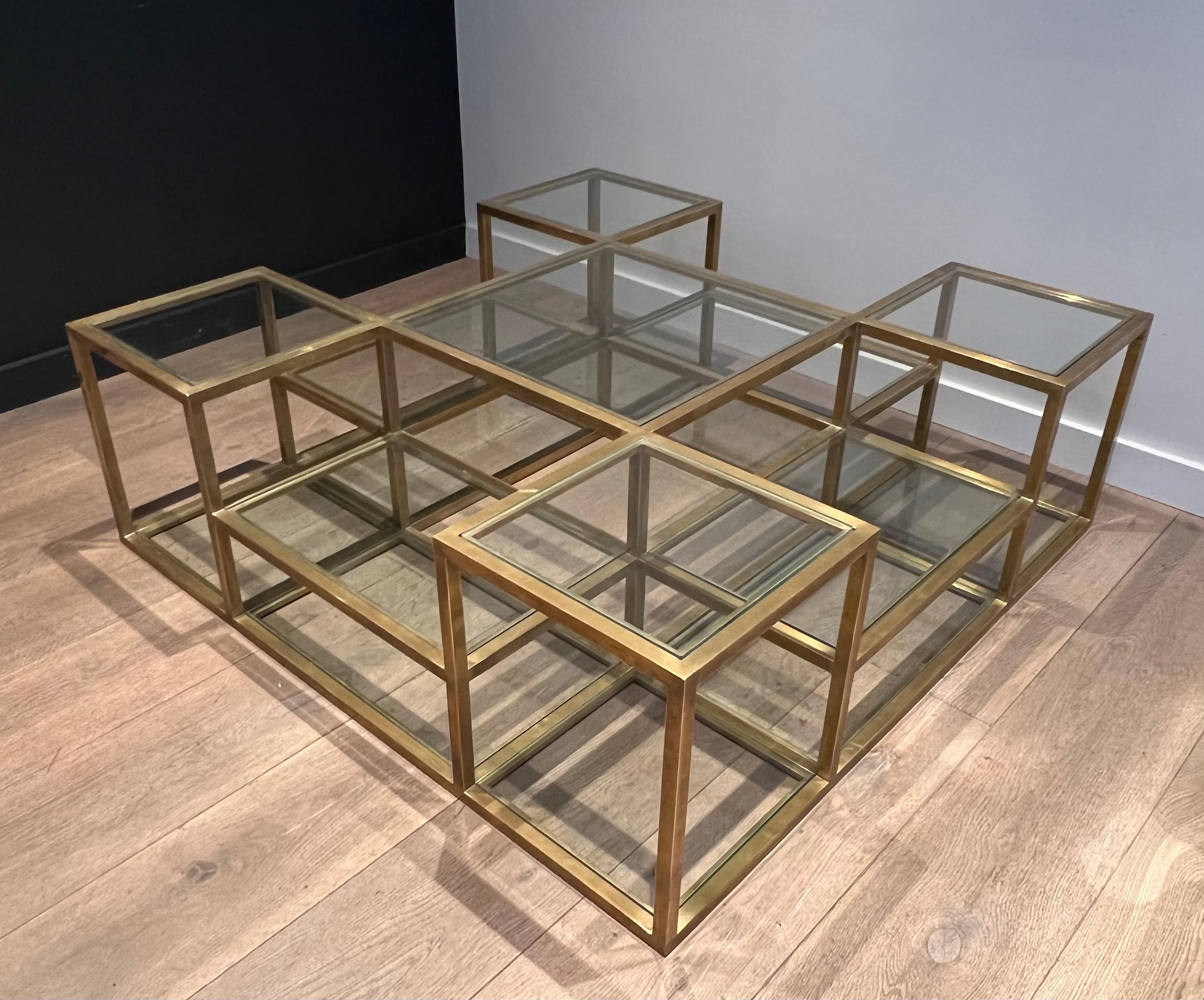 Français Grande table basse en laiton à plusieurs niveaux. Travail français. Circa 1970 en vente