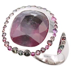 Grande bague cocktail en platine, tourmaline multicolore et saphir