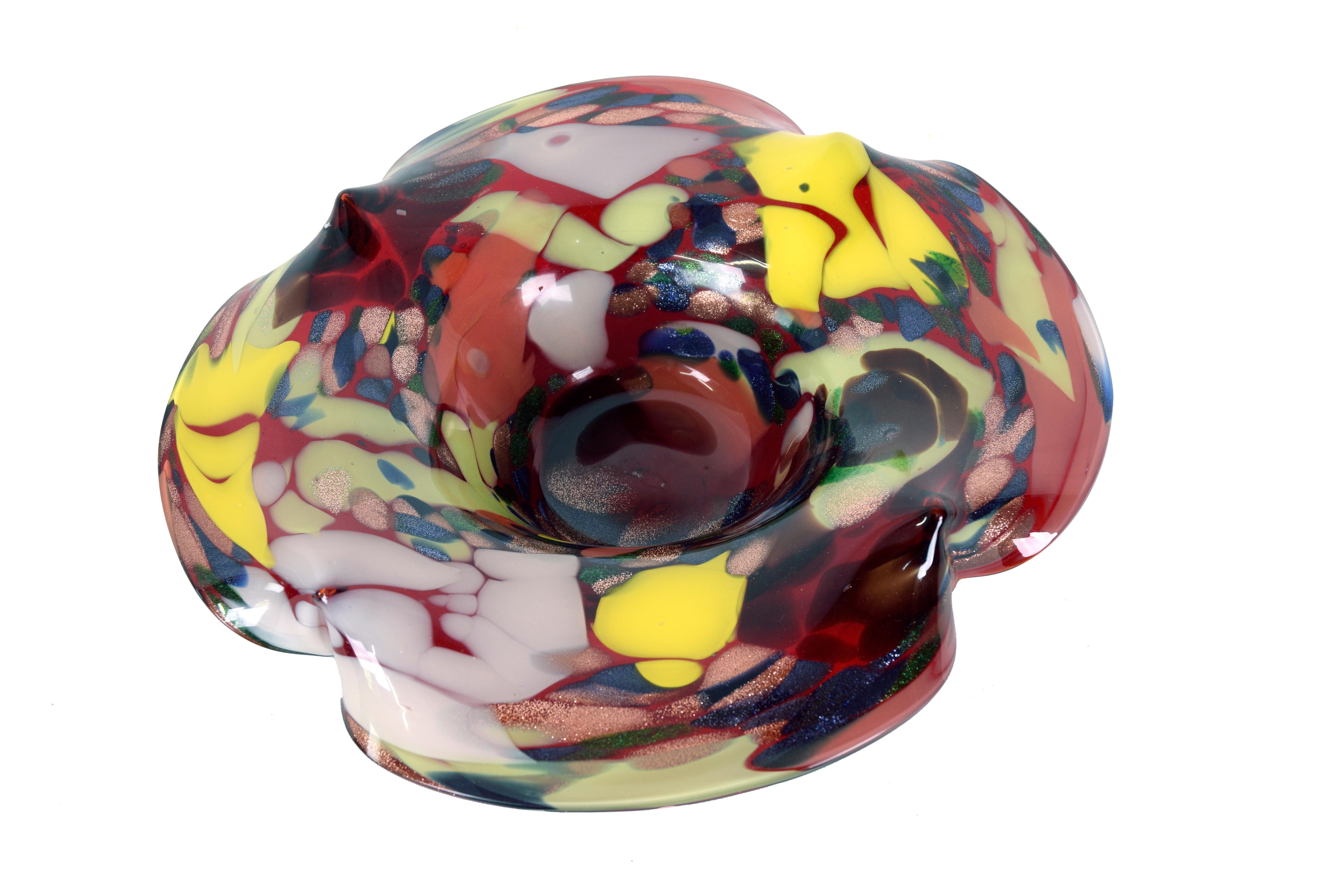 Große mehrfarbige Murano-Glasschale Centerpiece mit Aventurina.

Diese farbenfrohe Schale hat eine rote Basis, die von großen organisch geformten Flächen in Gelb, Grün und Hellblau überlagert wird. Außerdem gibt es Bereiche mit schimmerndem Kupfer,