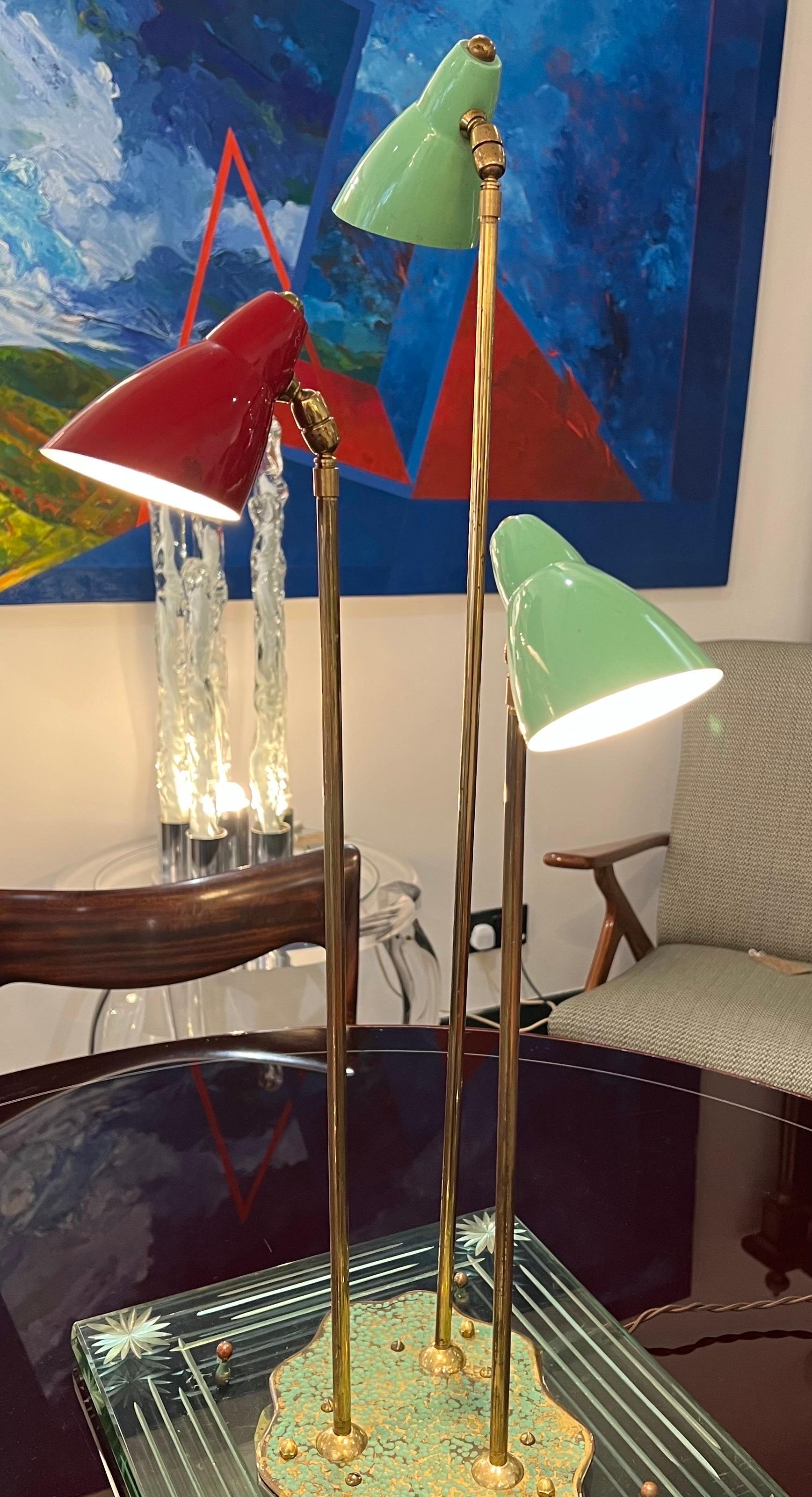 Milieu du XXe siècle Grande lampe de bureau multidirectionnelle à 3 bras en vente