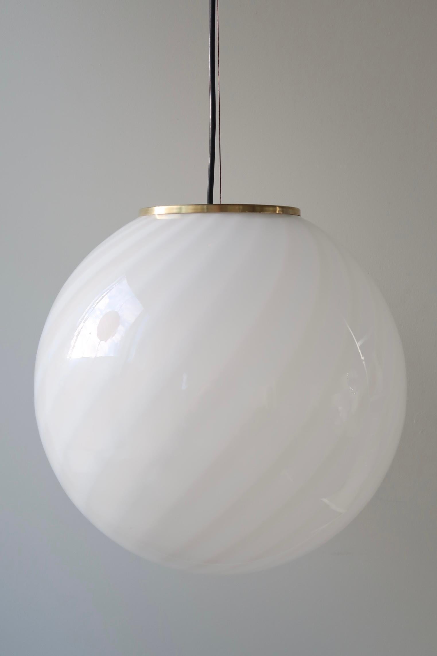 Vintage Murano ceiling lamp pendant with brass suspension. Mouth-blown in white opal glass with full swirl. Handmade in Italy, 1970s. Measure: D: 40 cm.