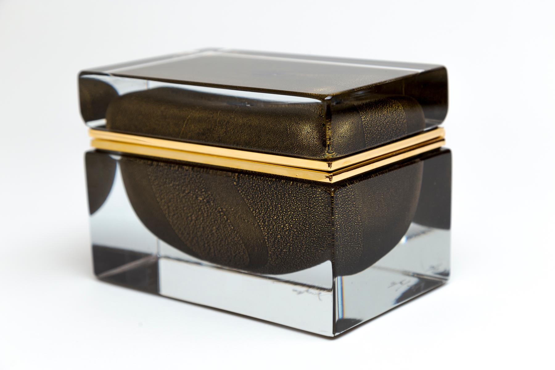 Scatola in vetro soffiato trasparente di Murano, unica nel suo genere, di forma rettangolare e di forma grande, con galleggiante  L'oro 24k sul centro del globo nero crea un bellissimo colore bronzo scultoreo.  con i suoi accessori personalizzati in