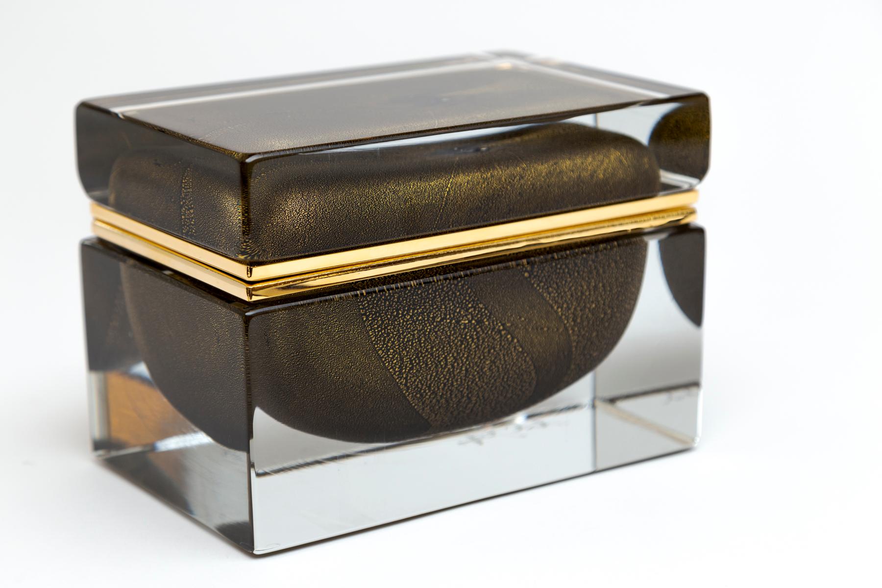 Italiano Scatola rettangolare grande in vetro di Murano con oro 24k e nero, Contemporary in vendita