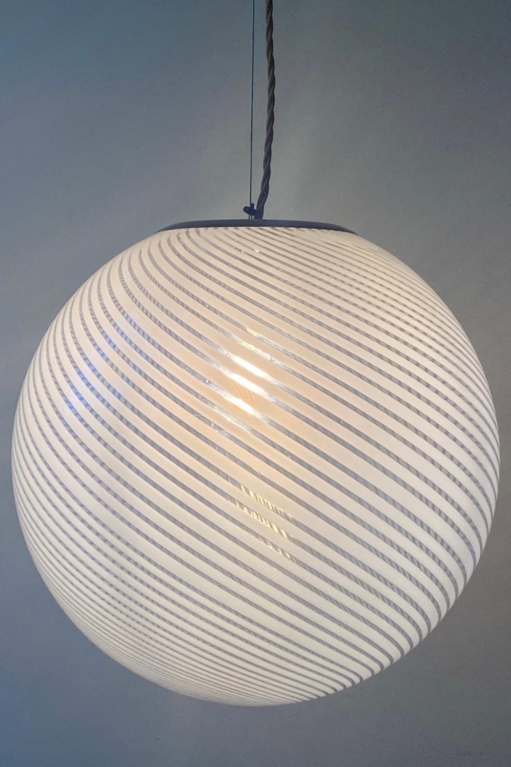 Large Murano 1970s Filigrana Swirl Glass Globe Pendant Lamp In Good Condition In København S, 84