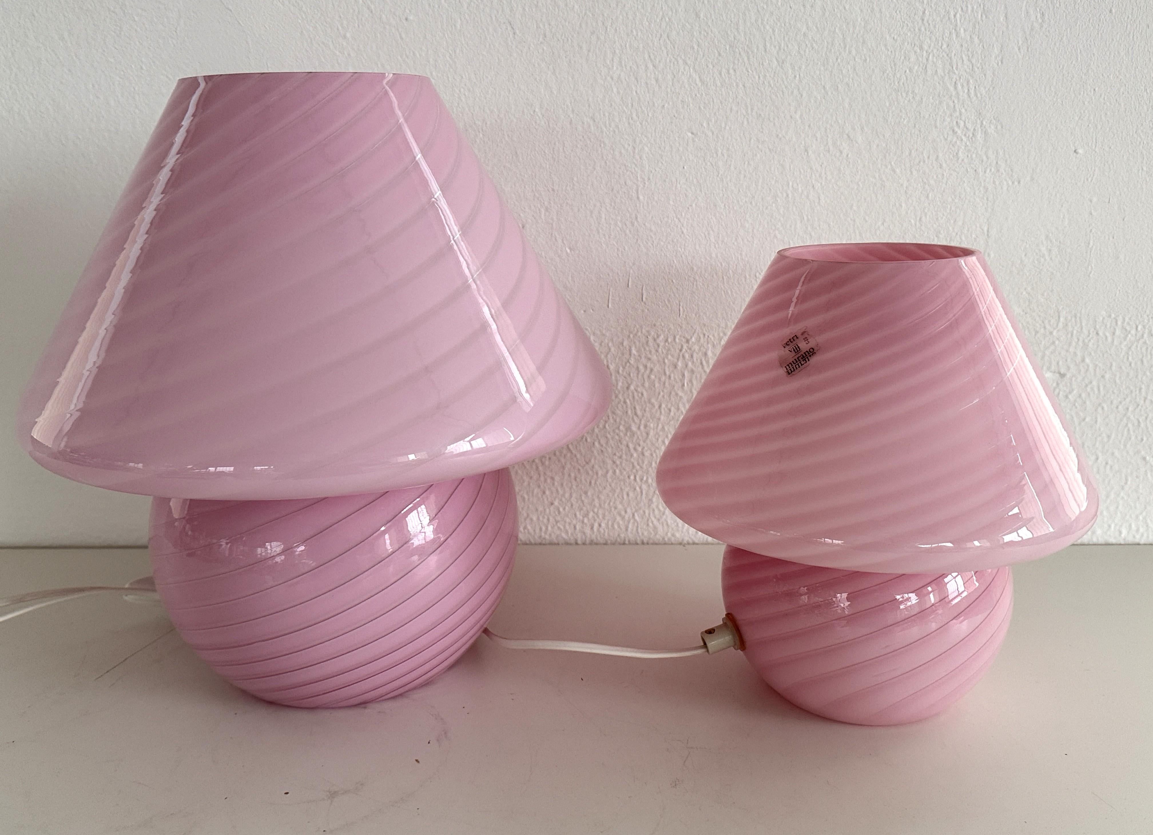 Grande lampe de table Murano des années 70 en forme de champignon et en verre tourbillonnant rose en vente 2