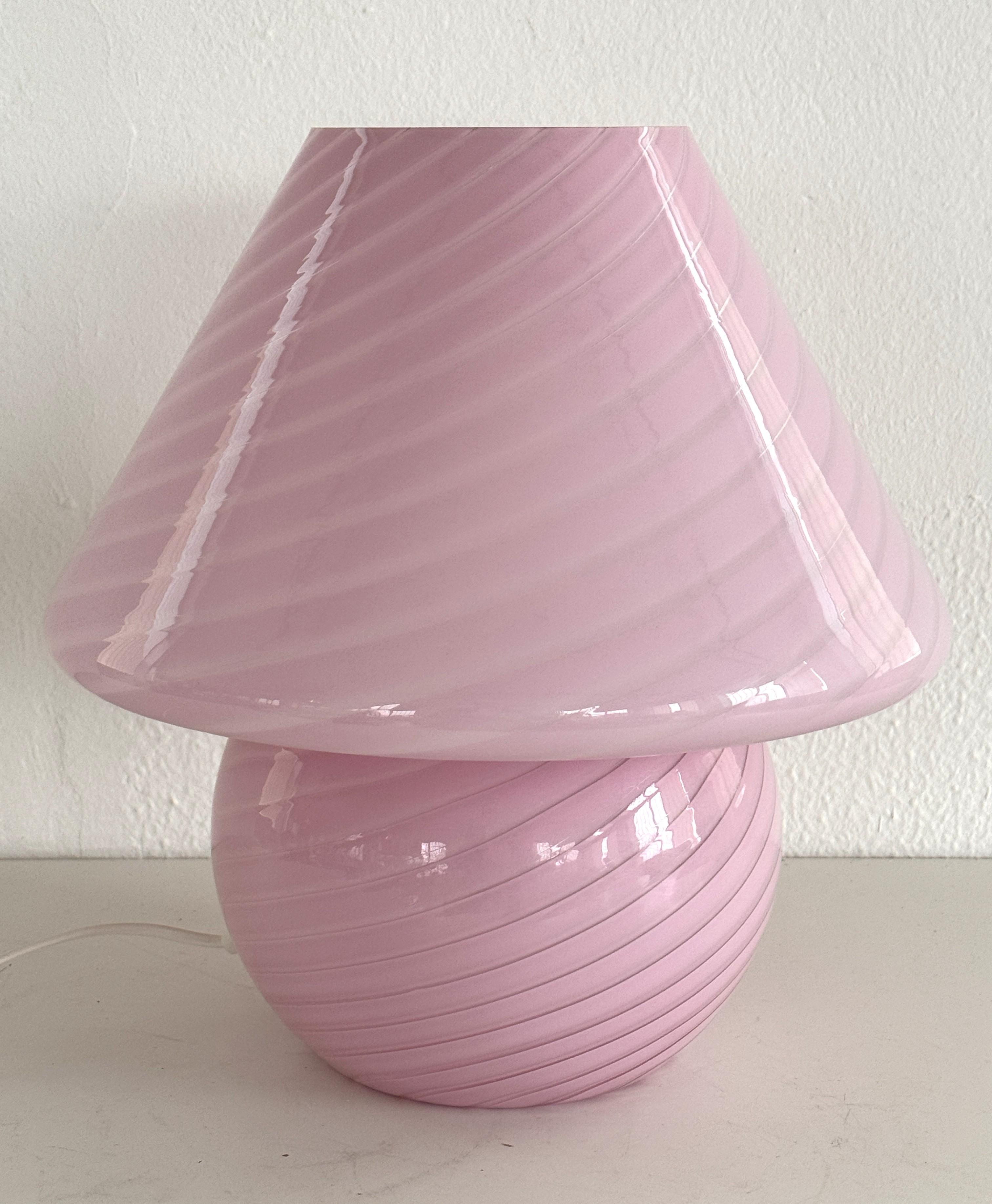 Grande lampe de table Murano des années 70 en forme de champignon et en verre tourbillonnant rose Bon état - En vente à Morazzone, Varese