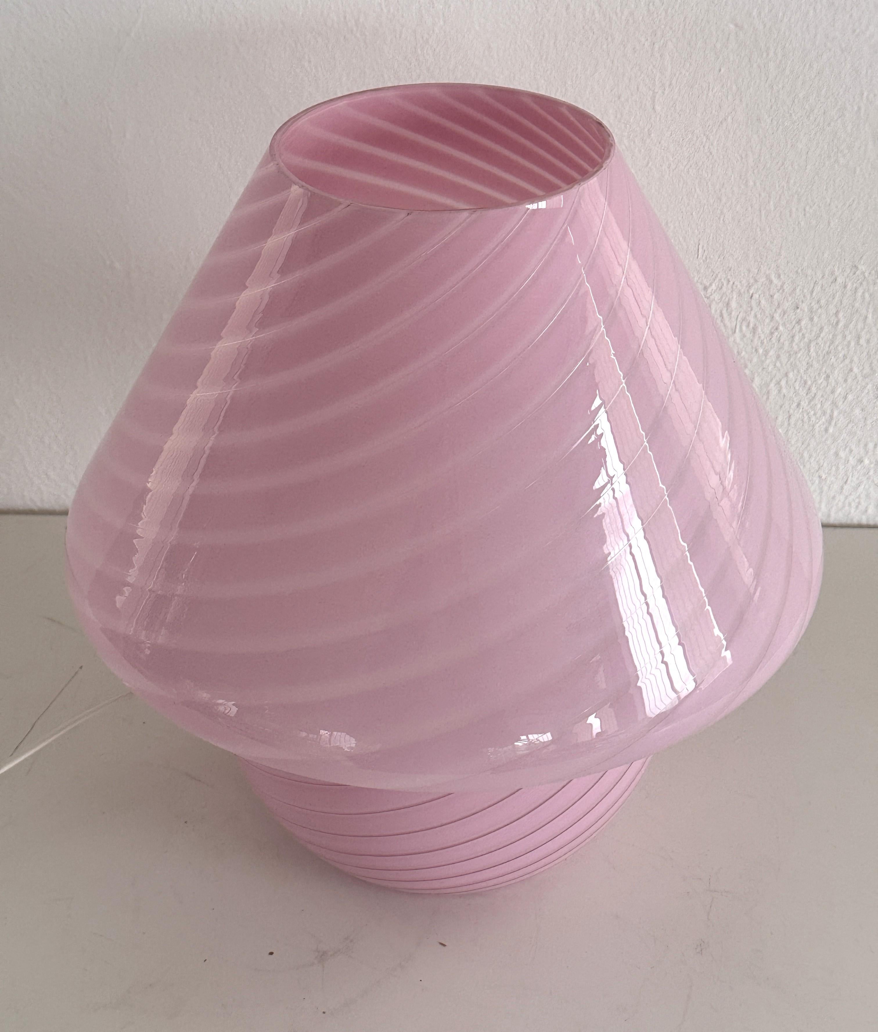 Fin du 20e siècle Grande lampe de table Murano des années 70 en forme de champignon et en verre tourbillonnant rose en vente