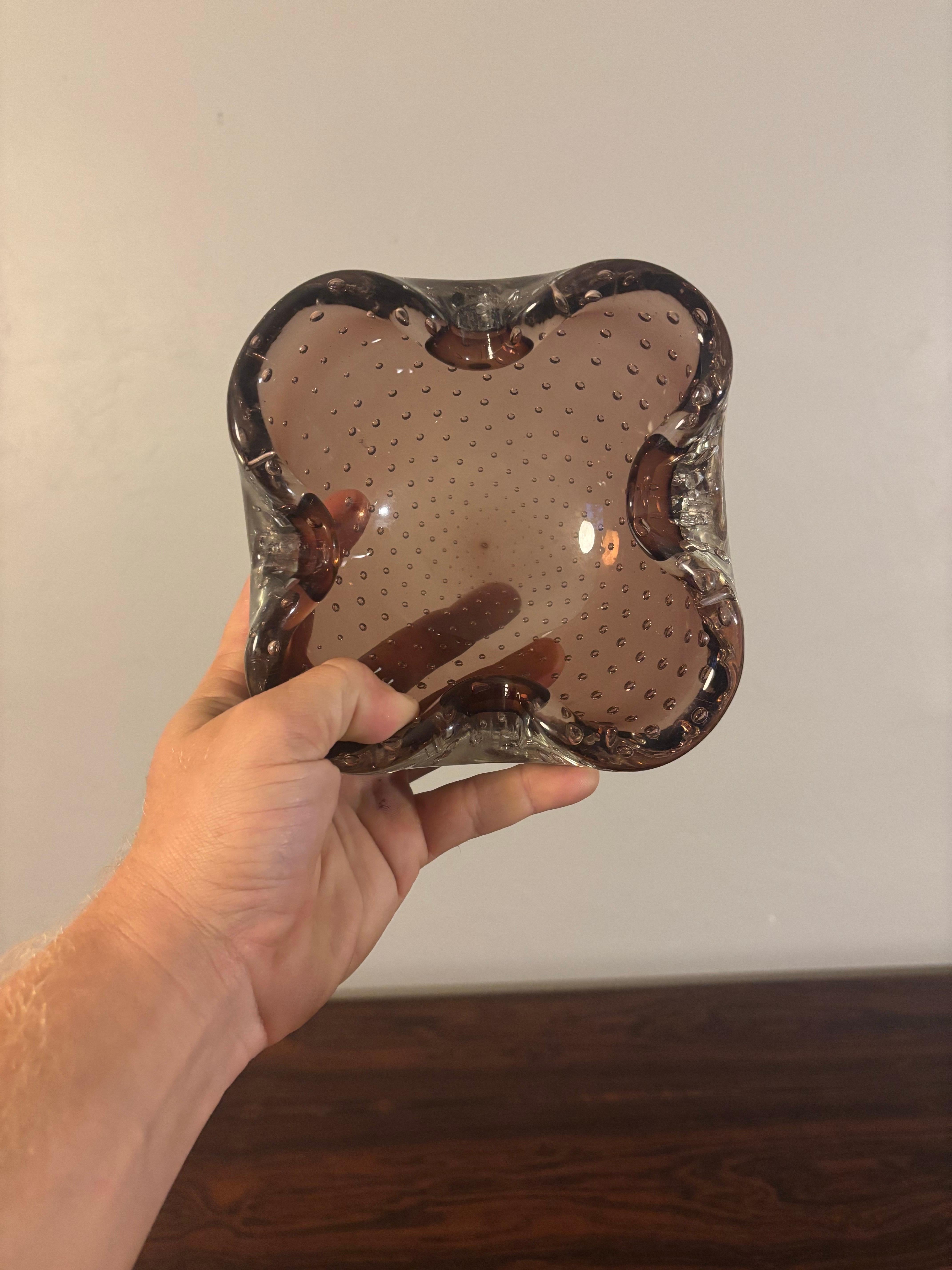 Cenicero o dulcera de cristal de Murano a gran escala. Fabricado en la década de 1970 en Italia. Las técnicas de soplado a mano de alta artesanía de Murano consiguen una forma orgánica sorprendente. Pequeñas burbujas flotan uniformemente en el