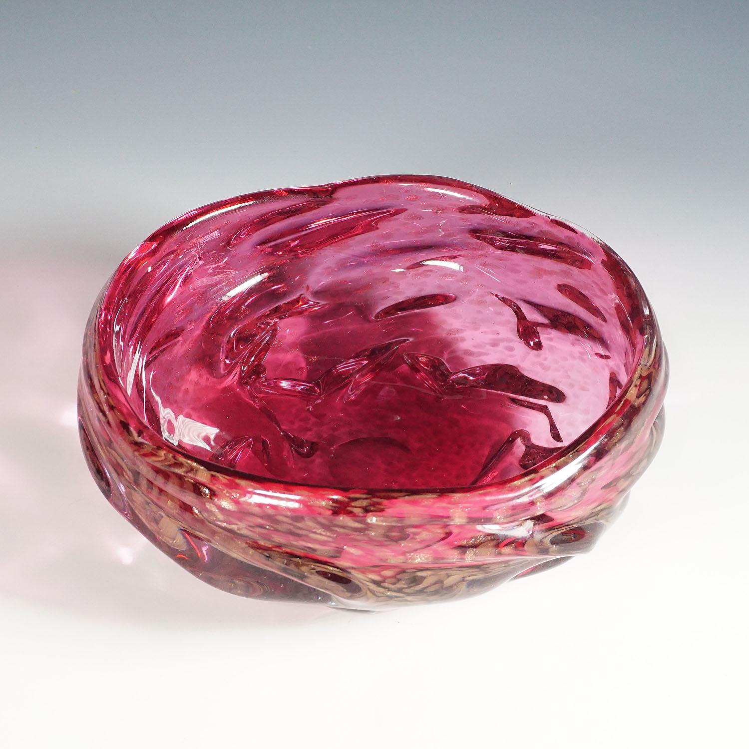 Mid-Century Modern Large Murano Art Glass Bowl in Pink Glass with Aventurines, 1950s