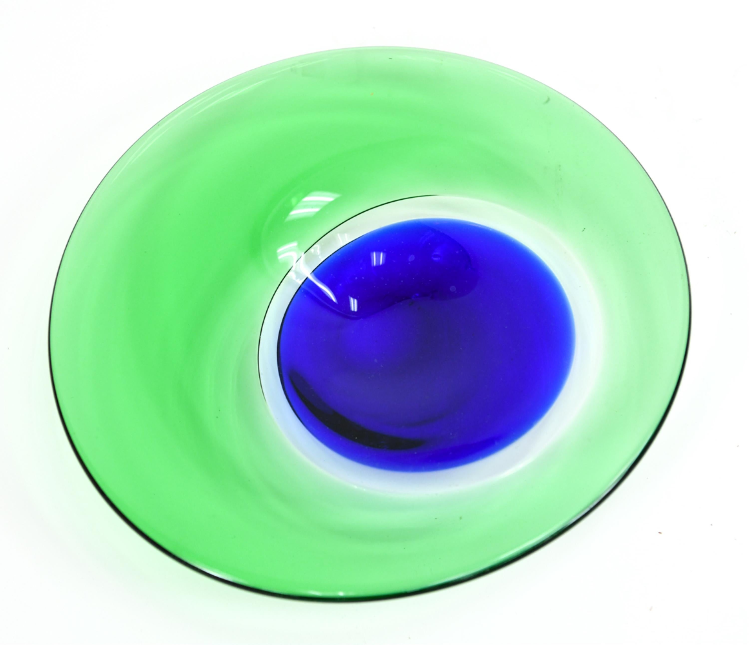 Ciotola o piatto da centrotavola ellittico molto grande e poco profondo, con tecnica Sommerso di Murano, apparentemente non firmato.