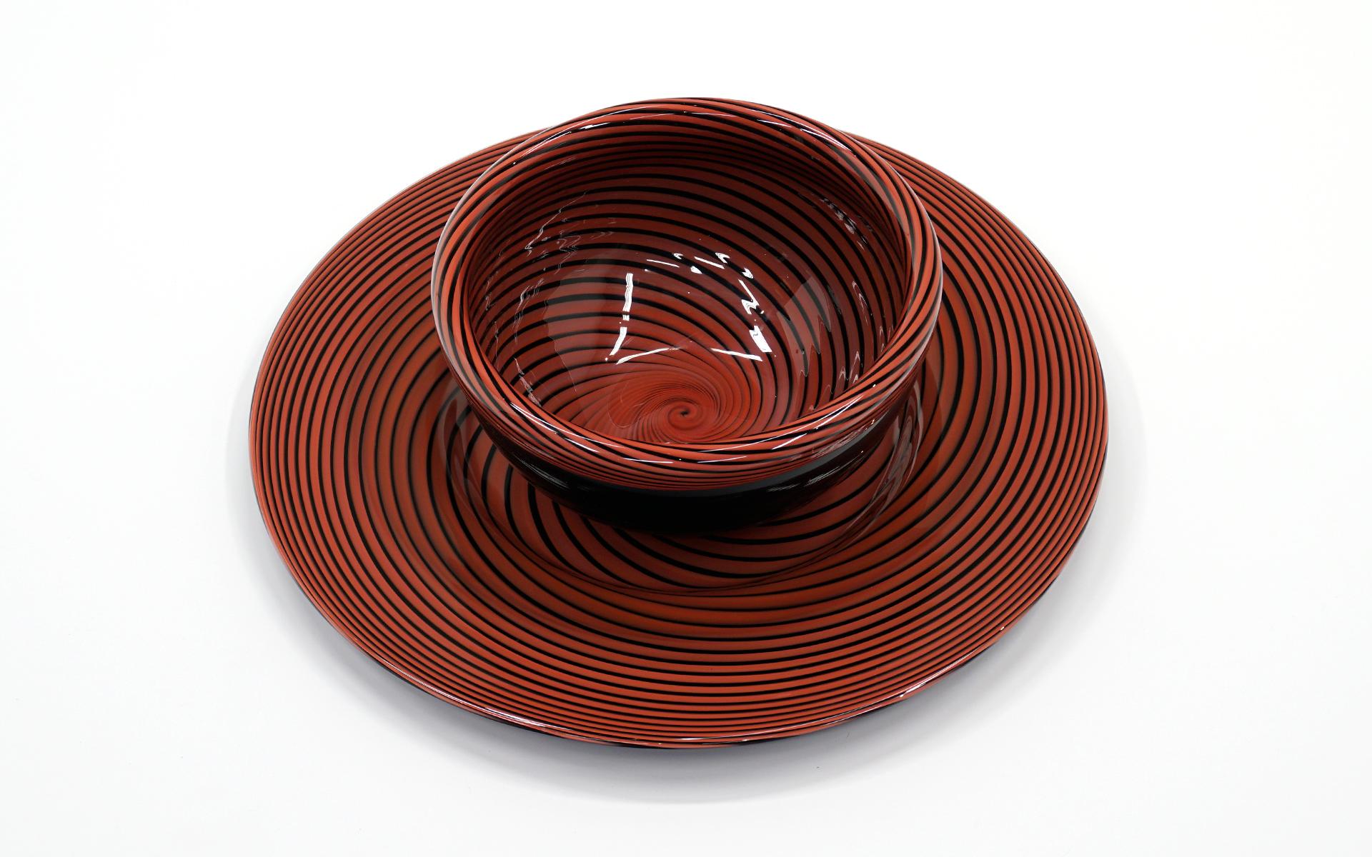 Cuenco y cargador de cristal soplado de Murano rojo y negro. Estado impecable
Placa de 21,75 pulgadas de diámetro y 1,5 pulgadas de altura.
Cuenco de 12,5 pulgadas de diámetro y 6 pulgadas de altura.
       