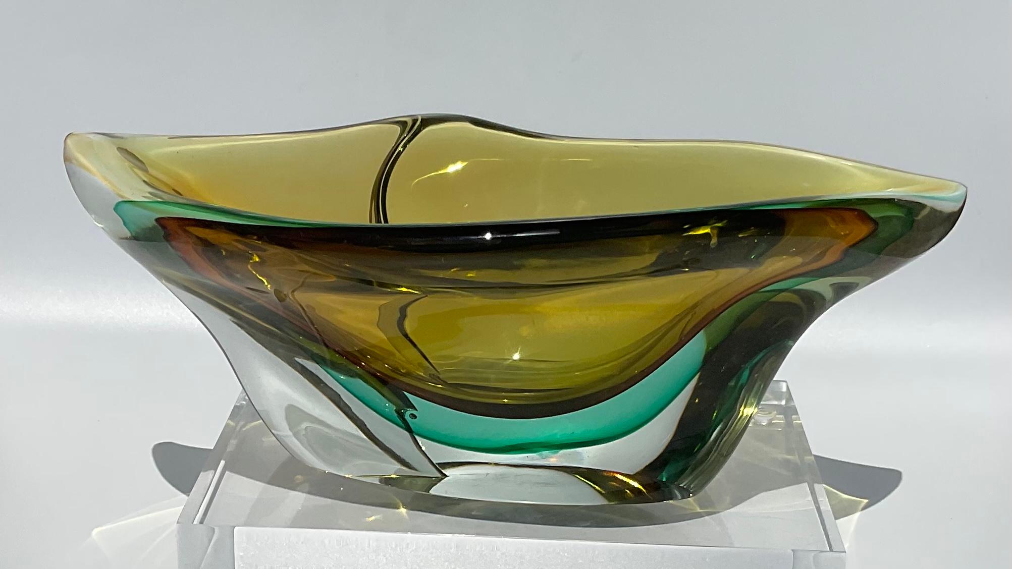 Large Murano Art Glass Sommerso Bowl attributed Flavio Poli Seguso Vetri D’Arte In Good Condition For Sale In Ann Arbor, MI