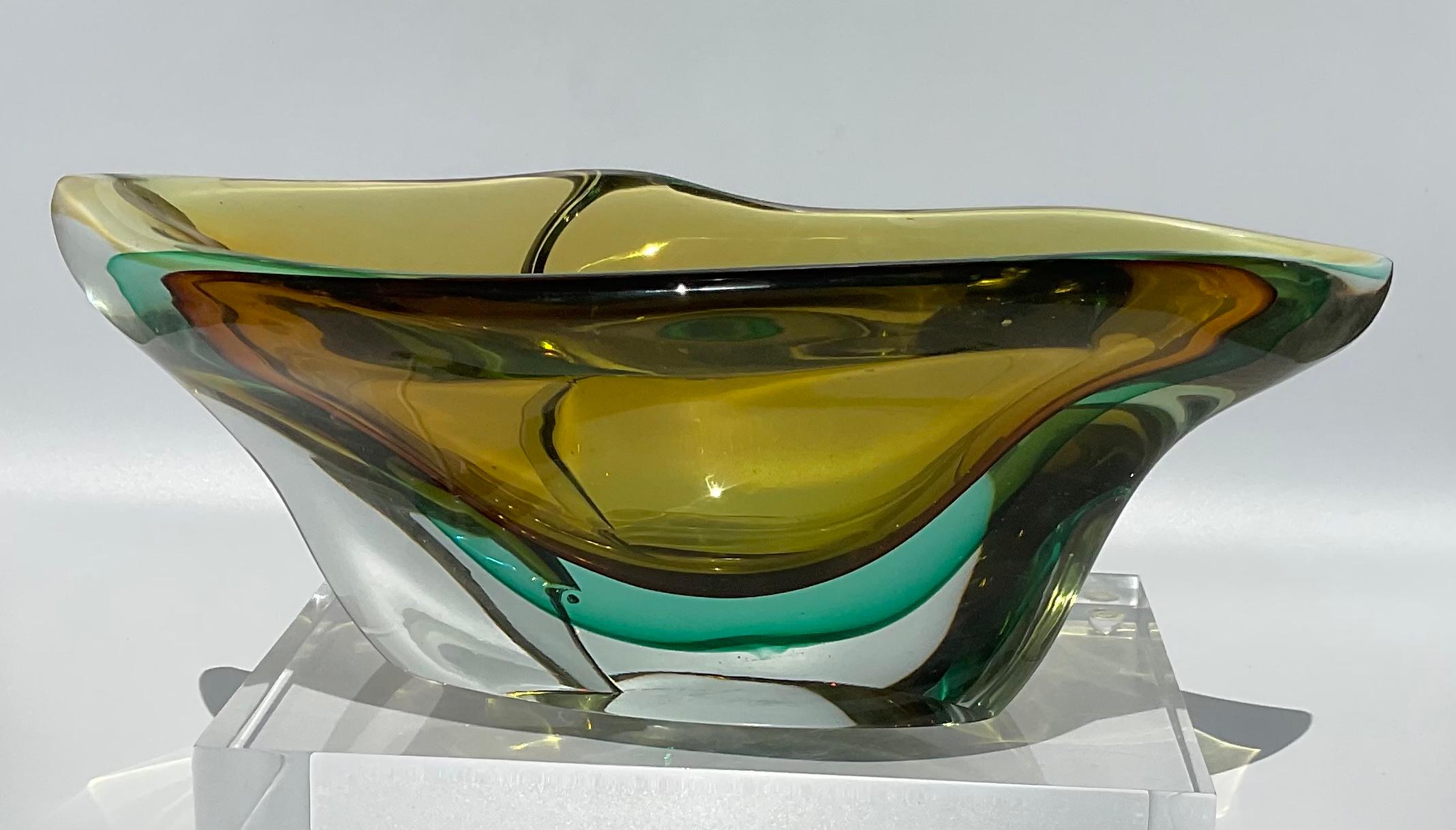 Mid-20th Century Large Murano Art Glass Sommerso Bowl attributed Flavio Poli Seguso Vetri D’Arte For Sale