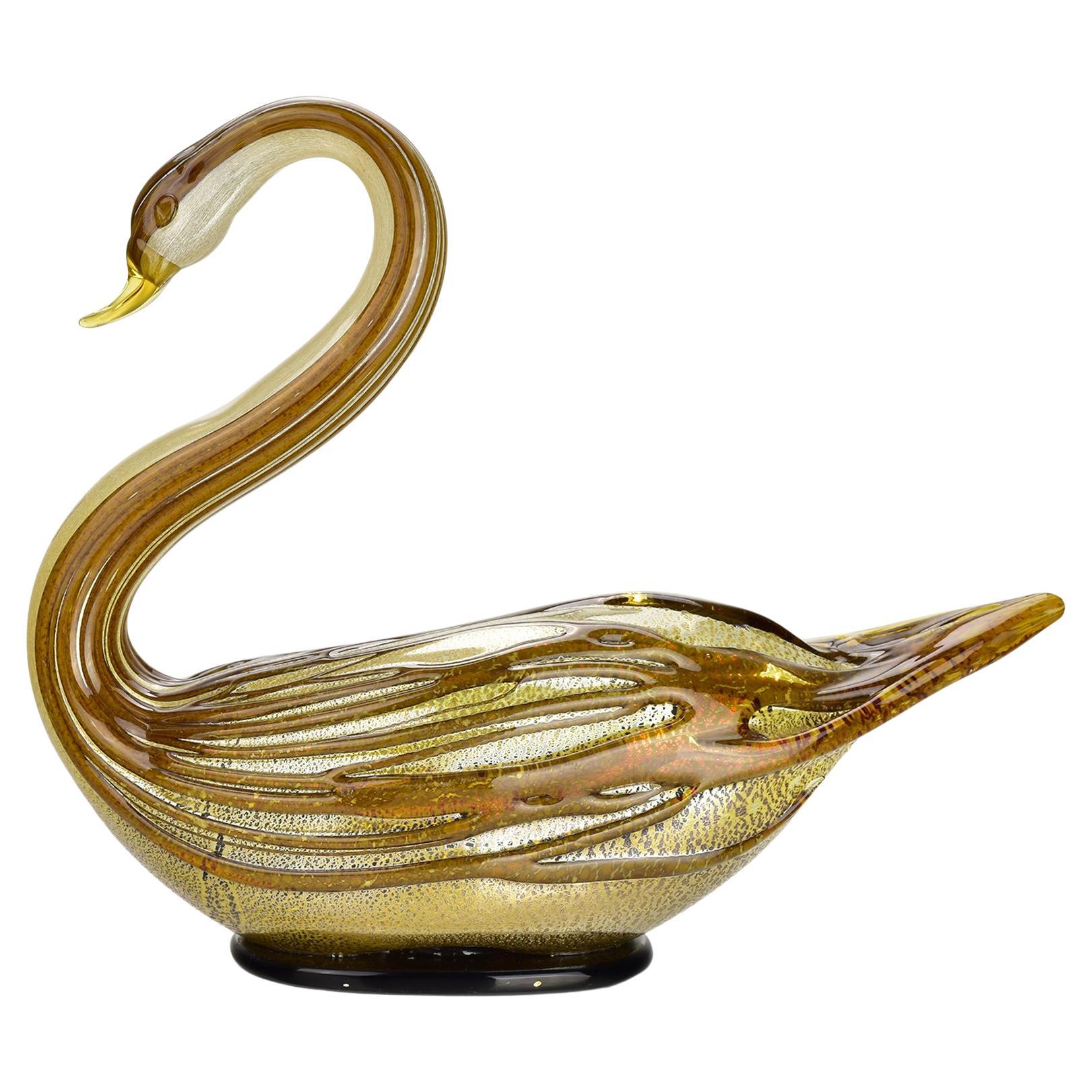 Grande cigno in vetro artistico di Murano di Sergio Costantini, scultura in avventurina dorata