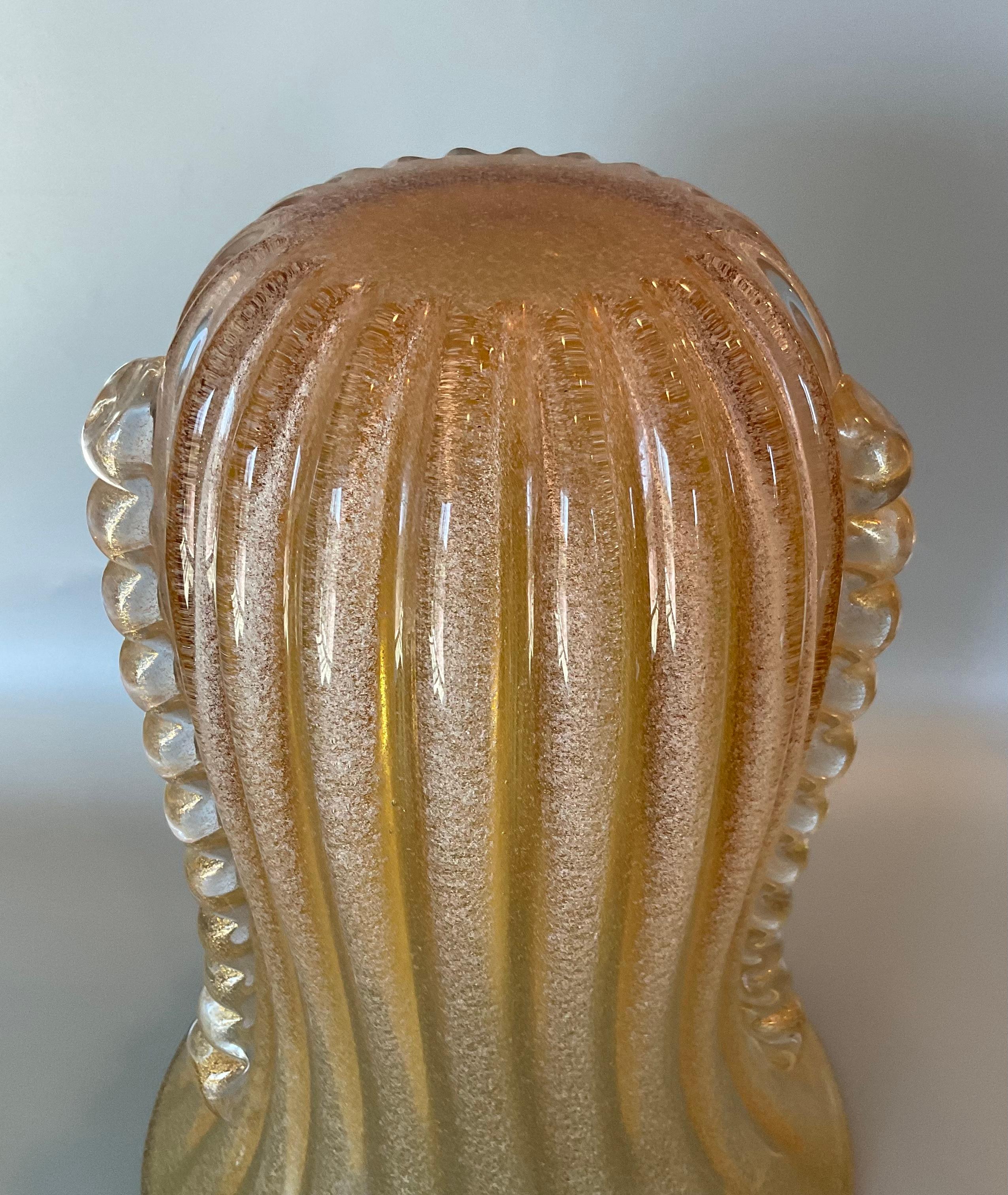 Grand vase en verre d'art de Murano en verre Pulegoso doré avec des poignées appliquées en or. Le vase présente un motif nervuré. Style et exécution sophistiqués. 