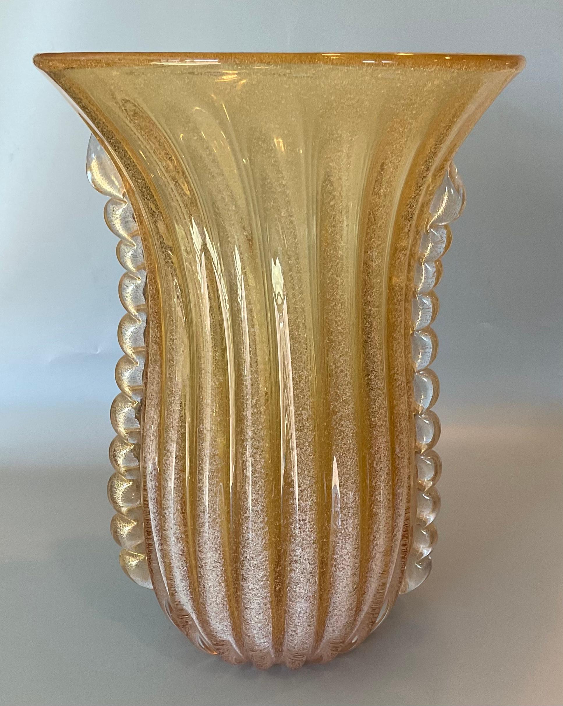 italien Grand vase en verre d'art de Murano en verre Pulegoso doré avec poignées appliquées dorées  en vente