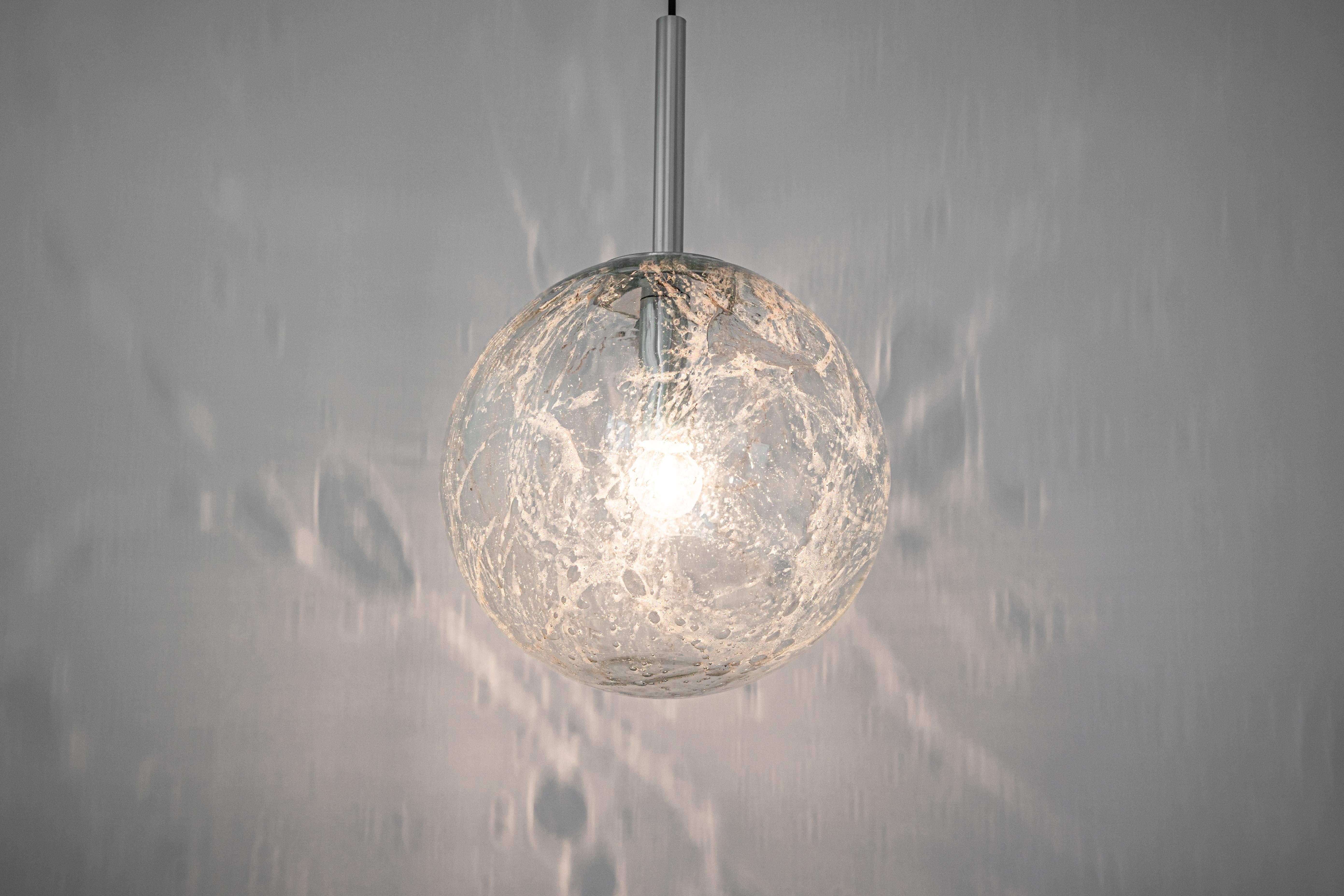 Grande lampada a sospensione a sfera di Murano di Doria, Germania, anni '70 in vendita 5