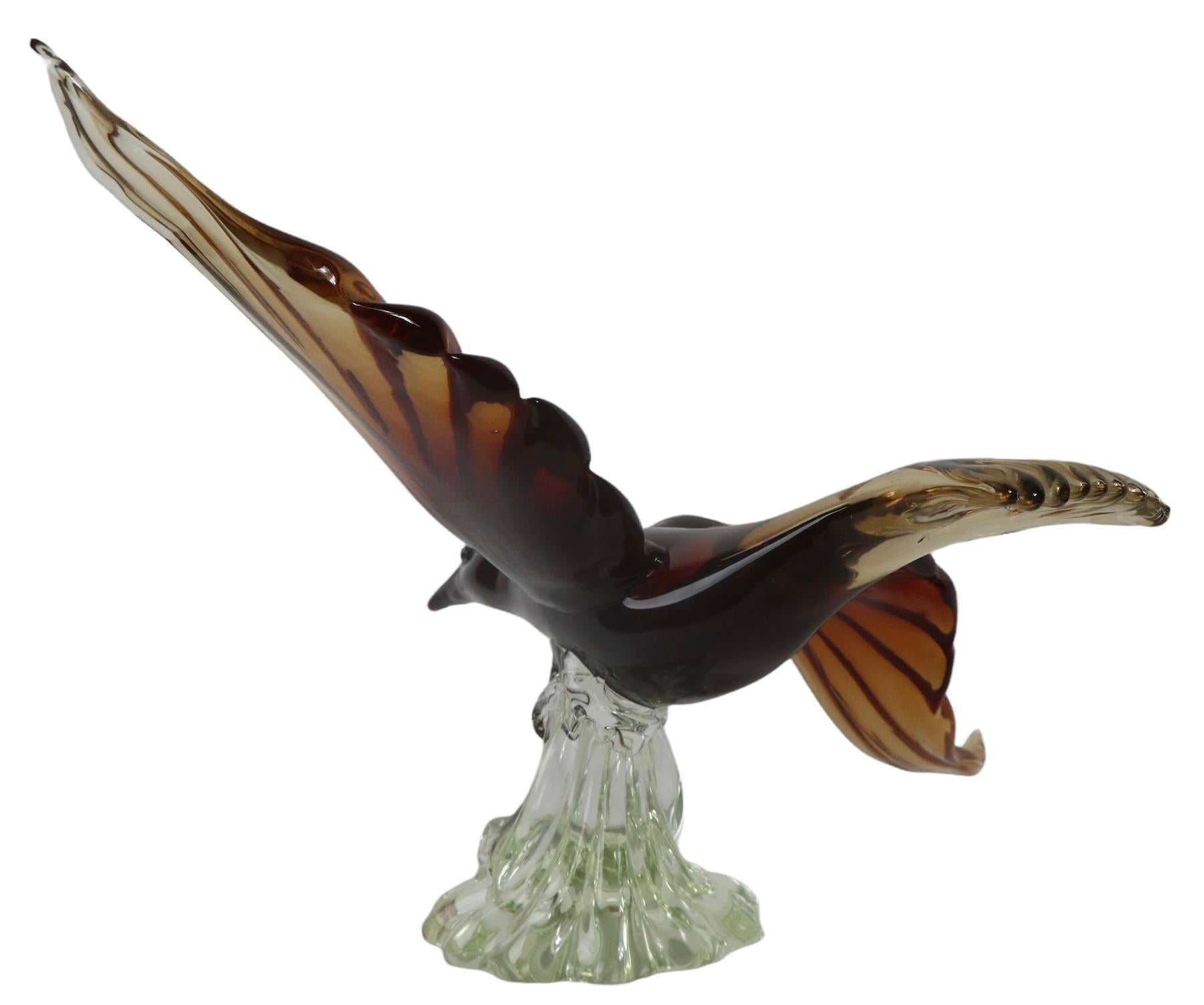 Spectaculaire sculpture d'oiseau en vol réalisée à Murano, en Italie, par Barovier. Cette impressionnante sculpture en verre est en parfait état, sans dommages ni réparations. Le socle organique en verre transparent supporte l'oiseau rouge/brun, je