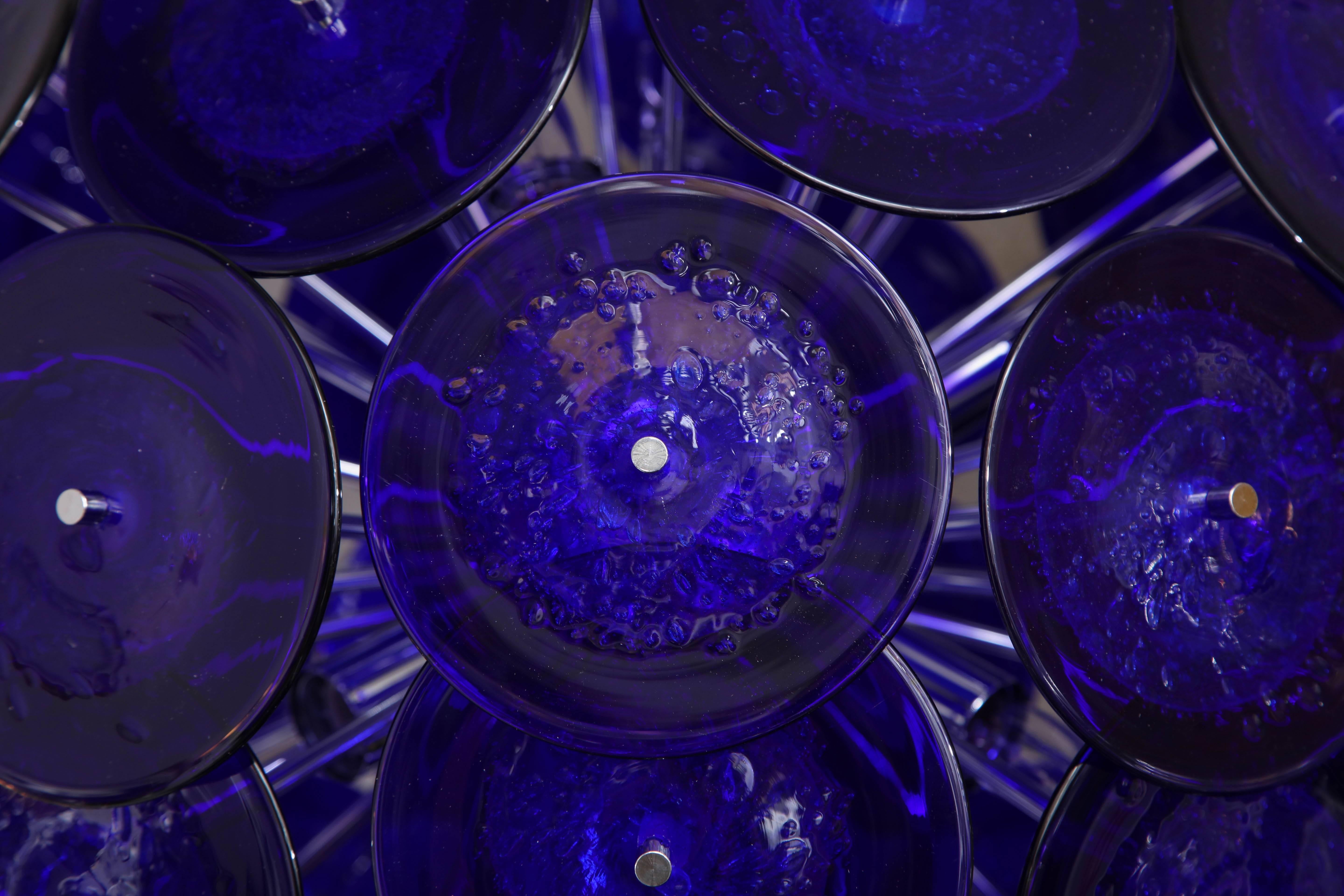 Maßgefertigter maßgefertigter großer blauer Sputnik-Kronleuchter aus Muranoglas mit Blasenscheiben (Moderne der Mitte des Jahrhunderts) im Angebot