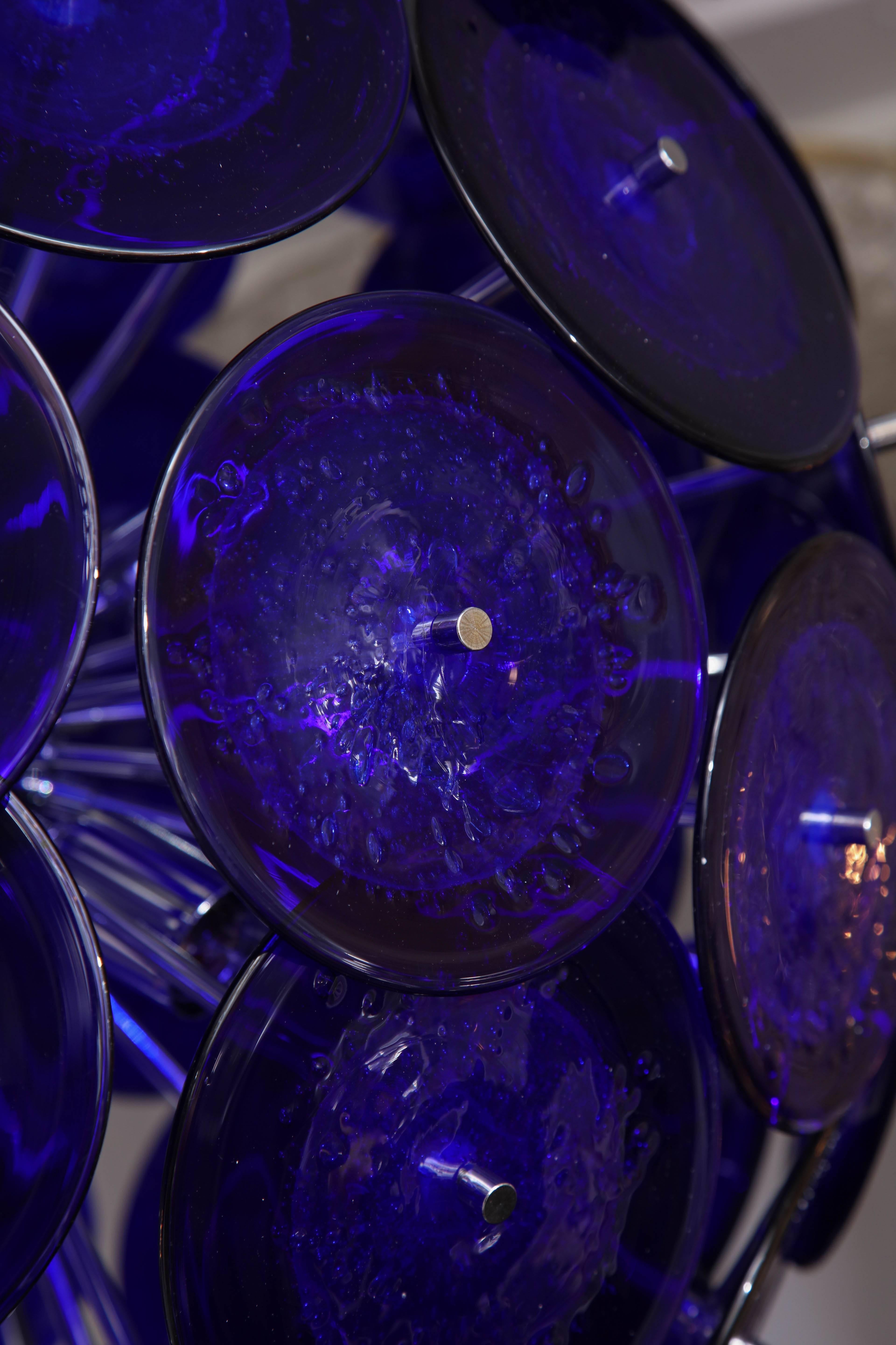 Maßgefertigter maßgefertigter großer blauer Sputnik-Kronleuchter aus Muranoglas mit Blasenscheiben (Italienisch) im Angebot