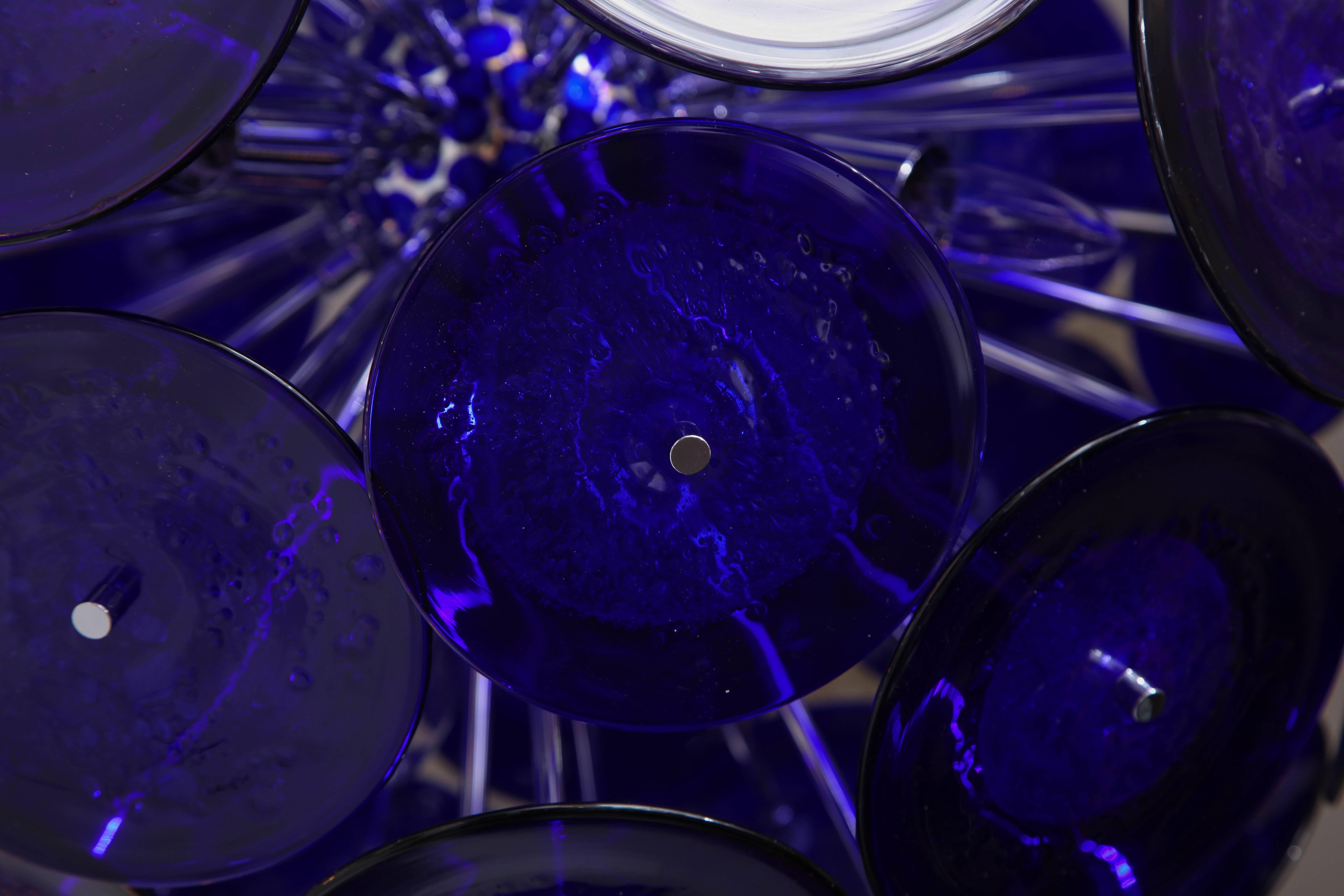 Maßgefertigter maßgefertigter großer blauer Sputnik-Kronleuchter aus Muranoglas mit Blasenscheiben im Angebot 1