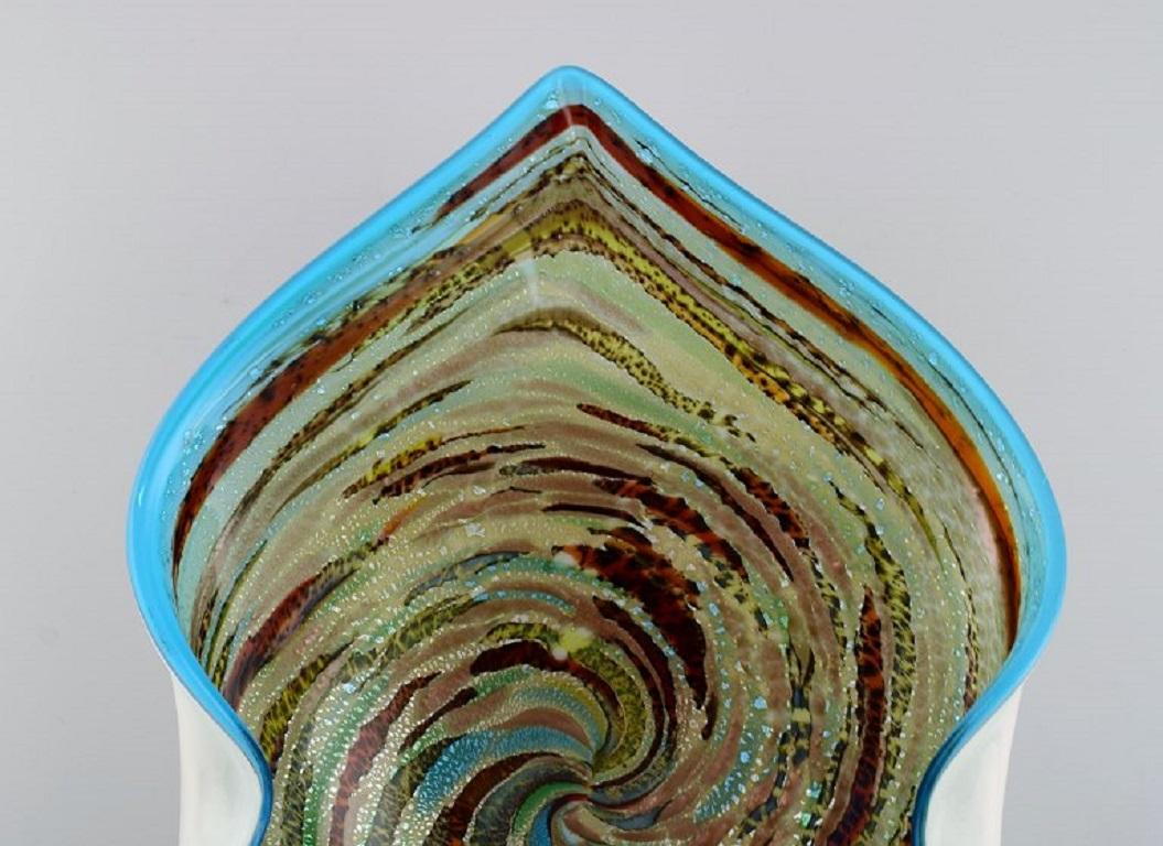 Large Murano bowl in polychrome mouth-blown art glass with wavy edge.
Italian design, 1960s.
Measures: 33.5 x 9 cm
In excellent condition.