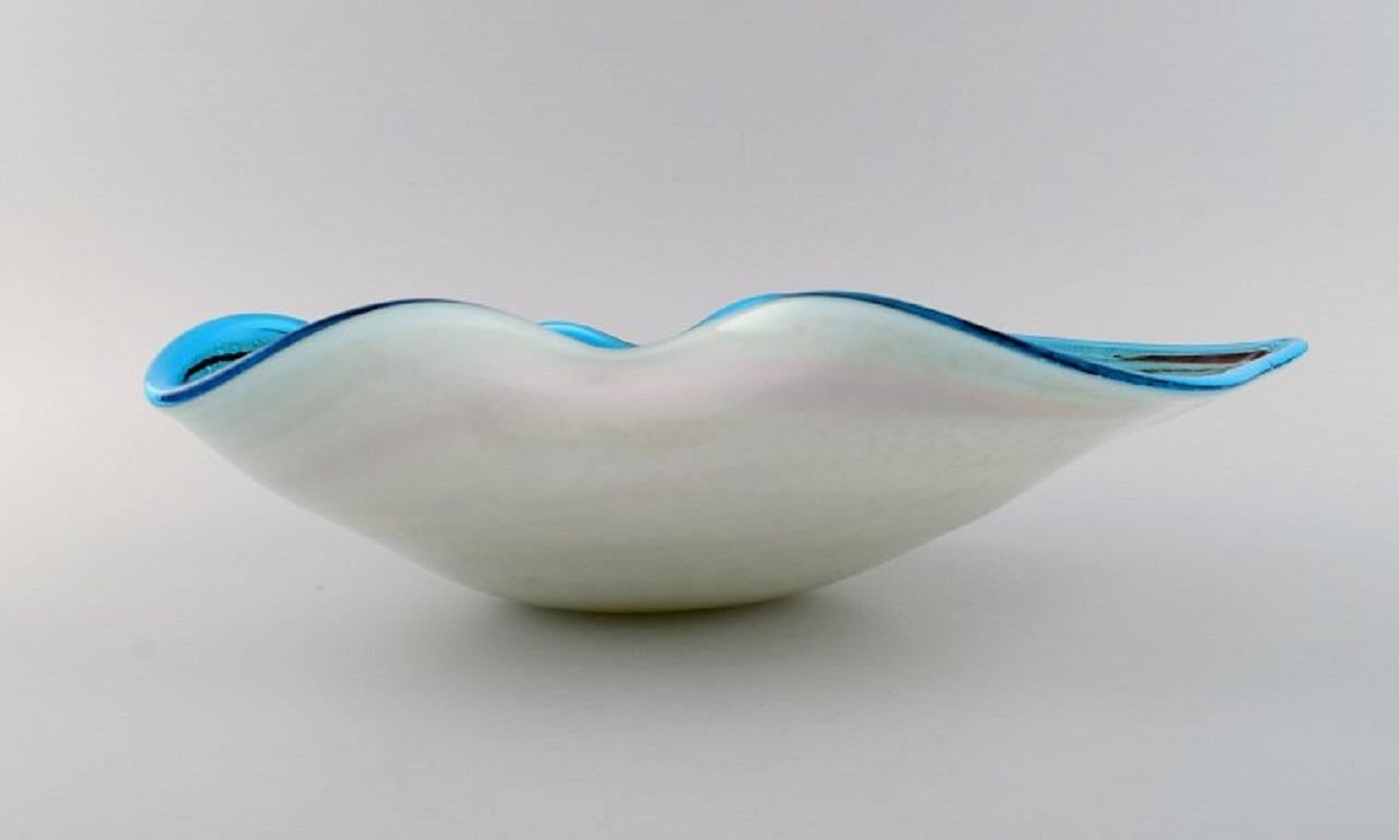 Large Murano Bowl in Polychrome Mouth-Blown Art Glass with Wavy Edge In Excellent Condition For Sale In Copenhagen, DK