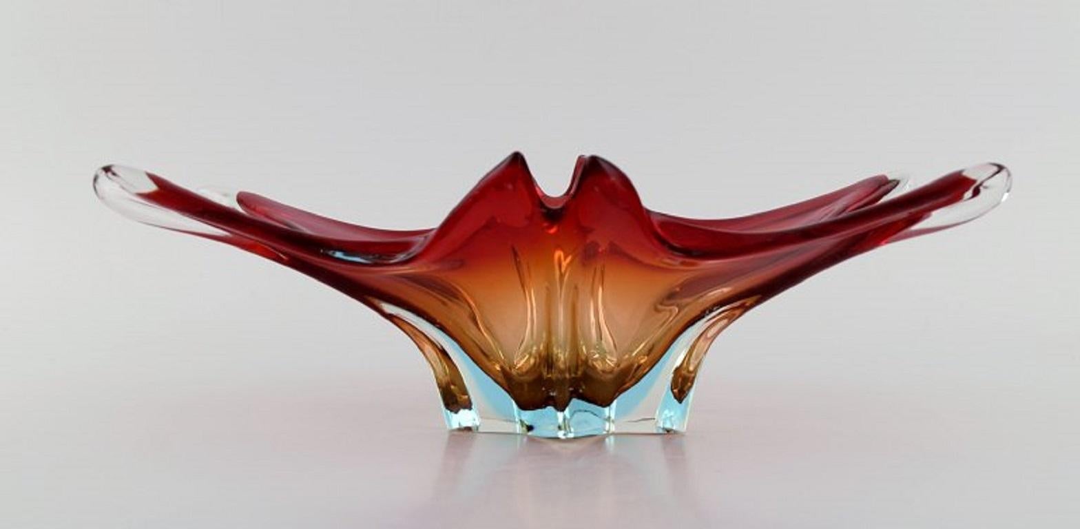 Large Murano bowl in reddish and clear mouth-blown art glass. 1960s / 70s.
Measures: 30 x 10 cm.
In excellent condition.
Label.