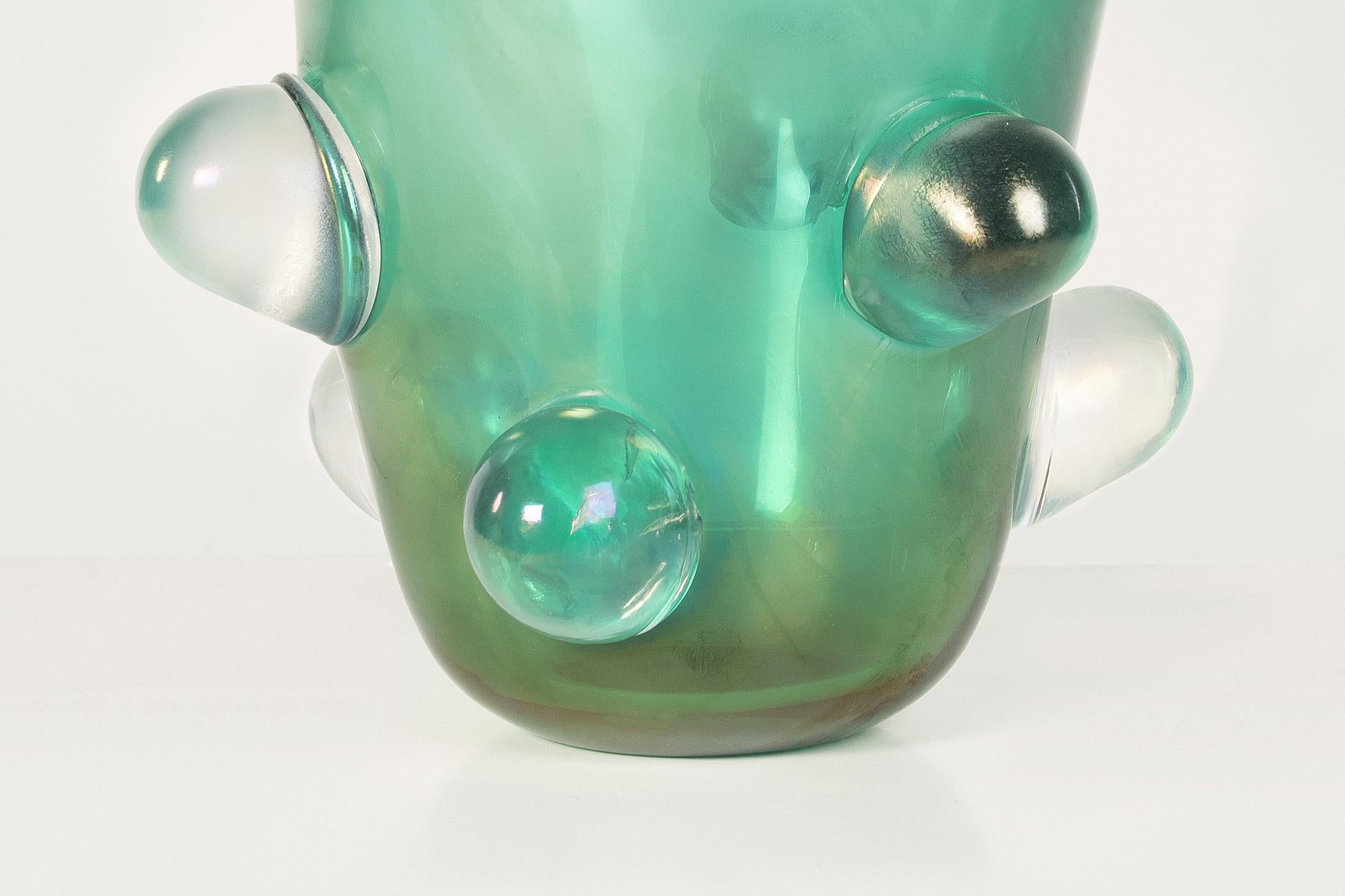 Grande vaso di Murano color smeraldo realizzato interamente a mano a Venezia. Un pezzo scultoreo, uno schianto per qualsiasi stanza. 