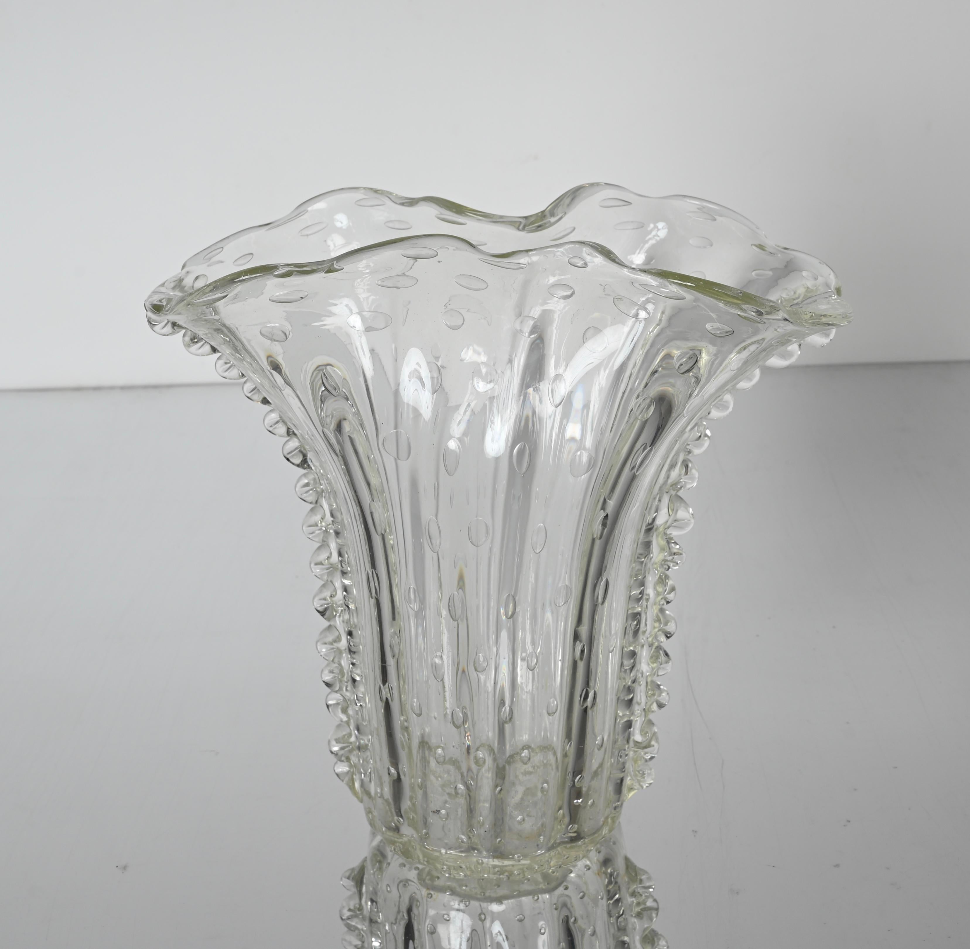Spektakuläre und große Vase aus mundgeblasenem Murano-Kristall von Ercole Barovier aus Italien aus den 1950er Jahren. In spektakulärem Zustand, fehlt nicht eine einzige Spitze, ohne Chips oder Risse, so dass es ein Museum Stück.

Diese fabelhafte,