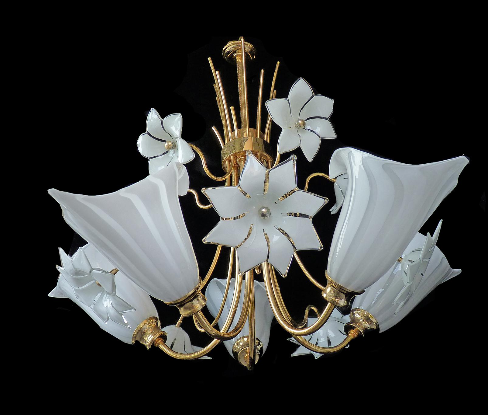 Awesome 1970s vintage Italian Murano Lily Calla art glass shades gilt chandelier. Franco Luce Seguso chandelier with hand blown Murano glass shades, white and clear glass and gold-plated brass.
Measures:
Diameter 28.5 in/ 72 cm
Height 39.4 in/ 100