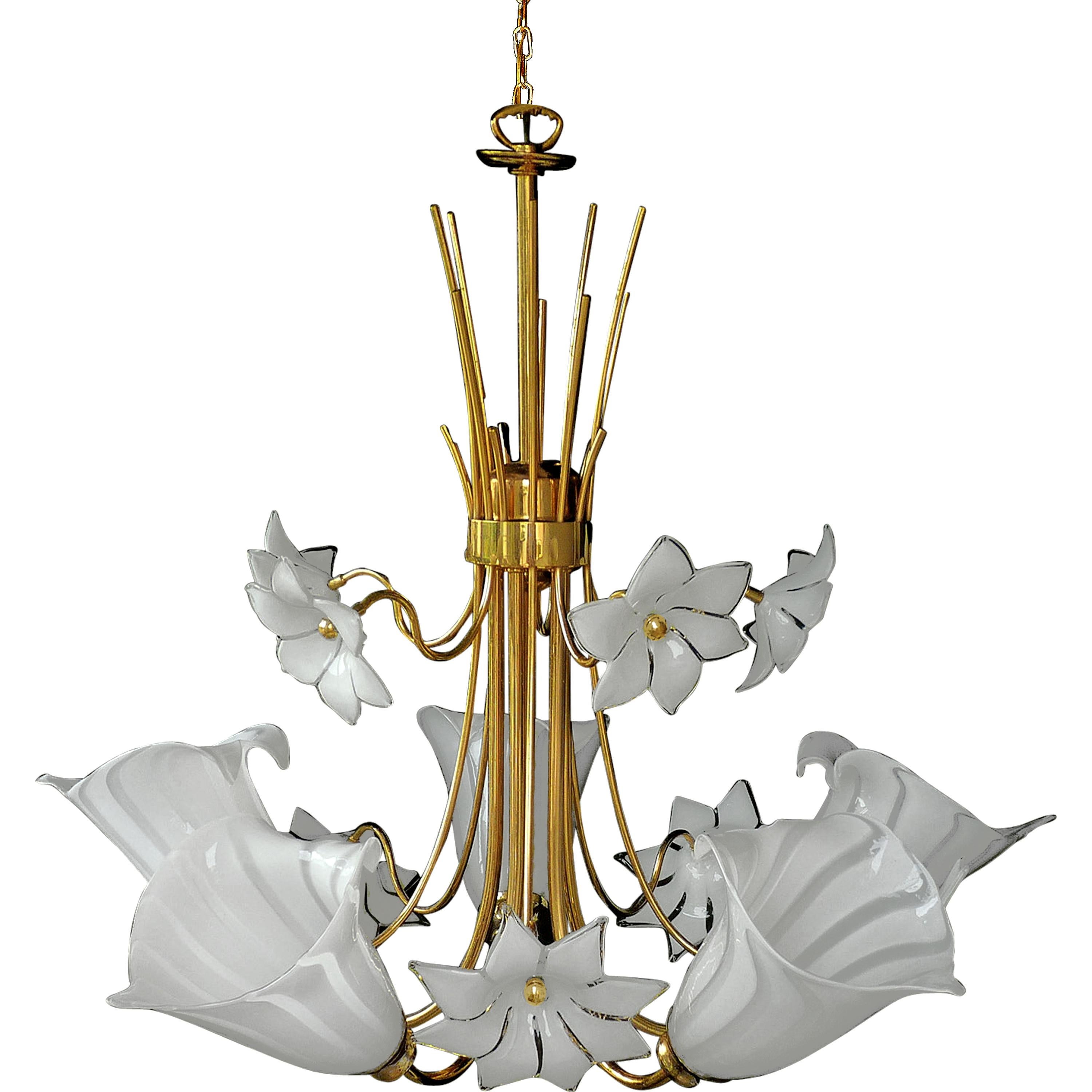 Awesome 1970s vintage Italian Murano Lily Calla art glass shades gilt chandelier. Franco Luce Seguso chandelier with hand blown Murano glass shades, white and clear glass and gold-plated brass.
Measures:
Diameter 28.5 in/ 72 cm
Height 39.4 in/ 100