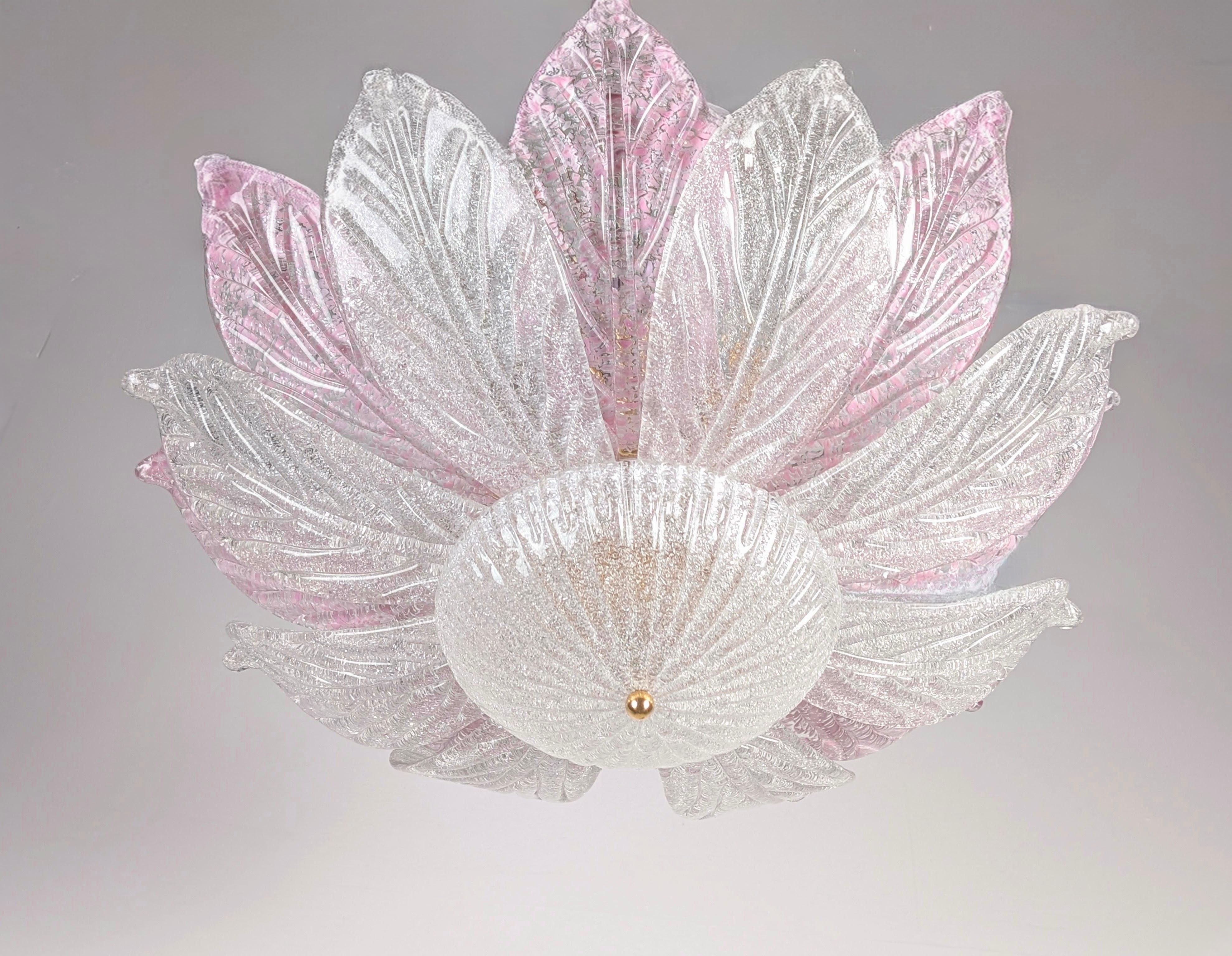 Spettacolare lampada da soffitto di grandi dimensioni in pregiato vetro di Murano, Italia, circa anni '70, caratterizzata da un disegno floreale con foglie bianche traslucide abbinate a delicate foglie rosa, che creano una composizione elegante e