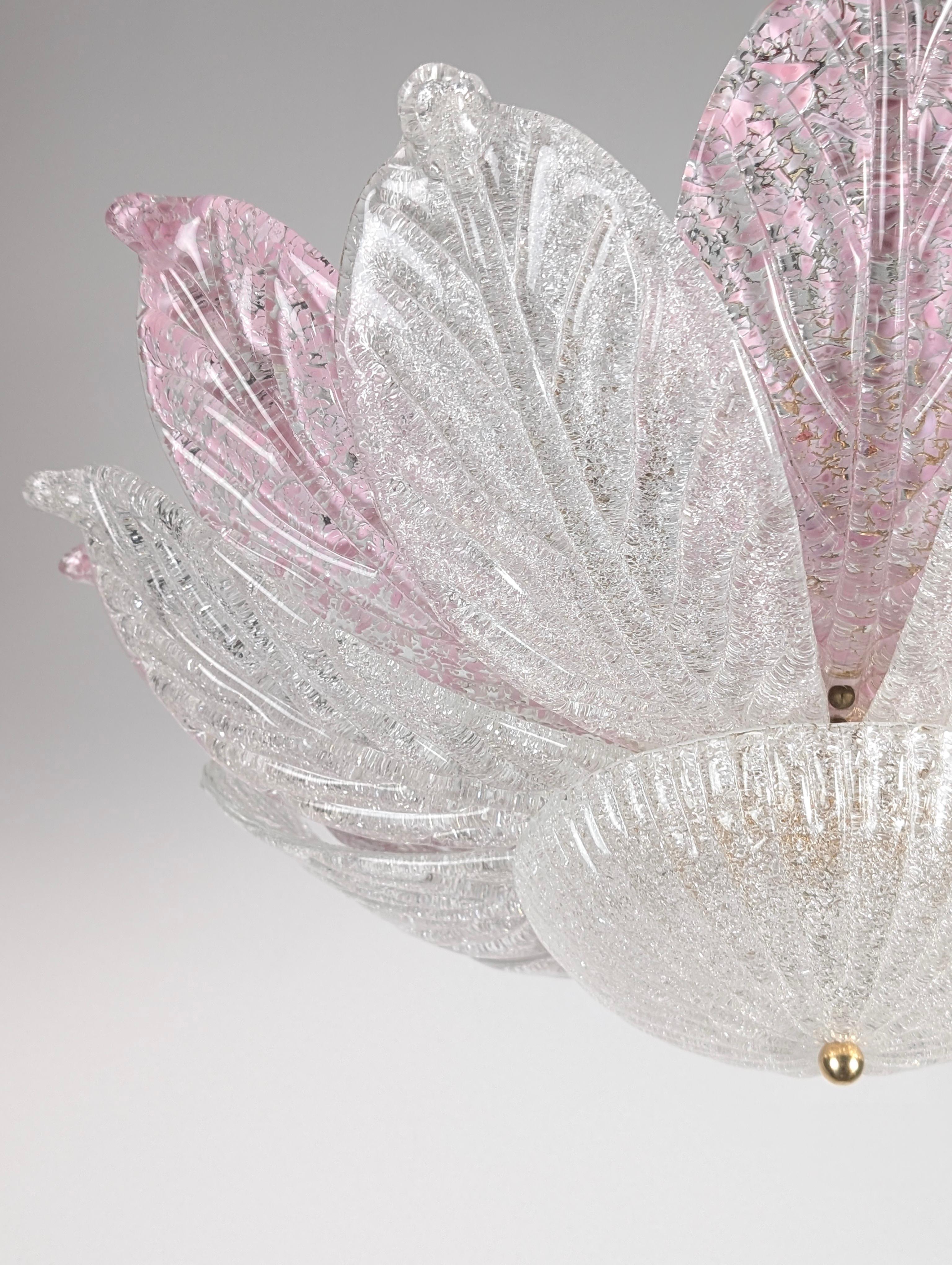 Italiano Grande lampada da soffitto di Murano in vetro rosa e bianco, Italia, anni '70 in vendita