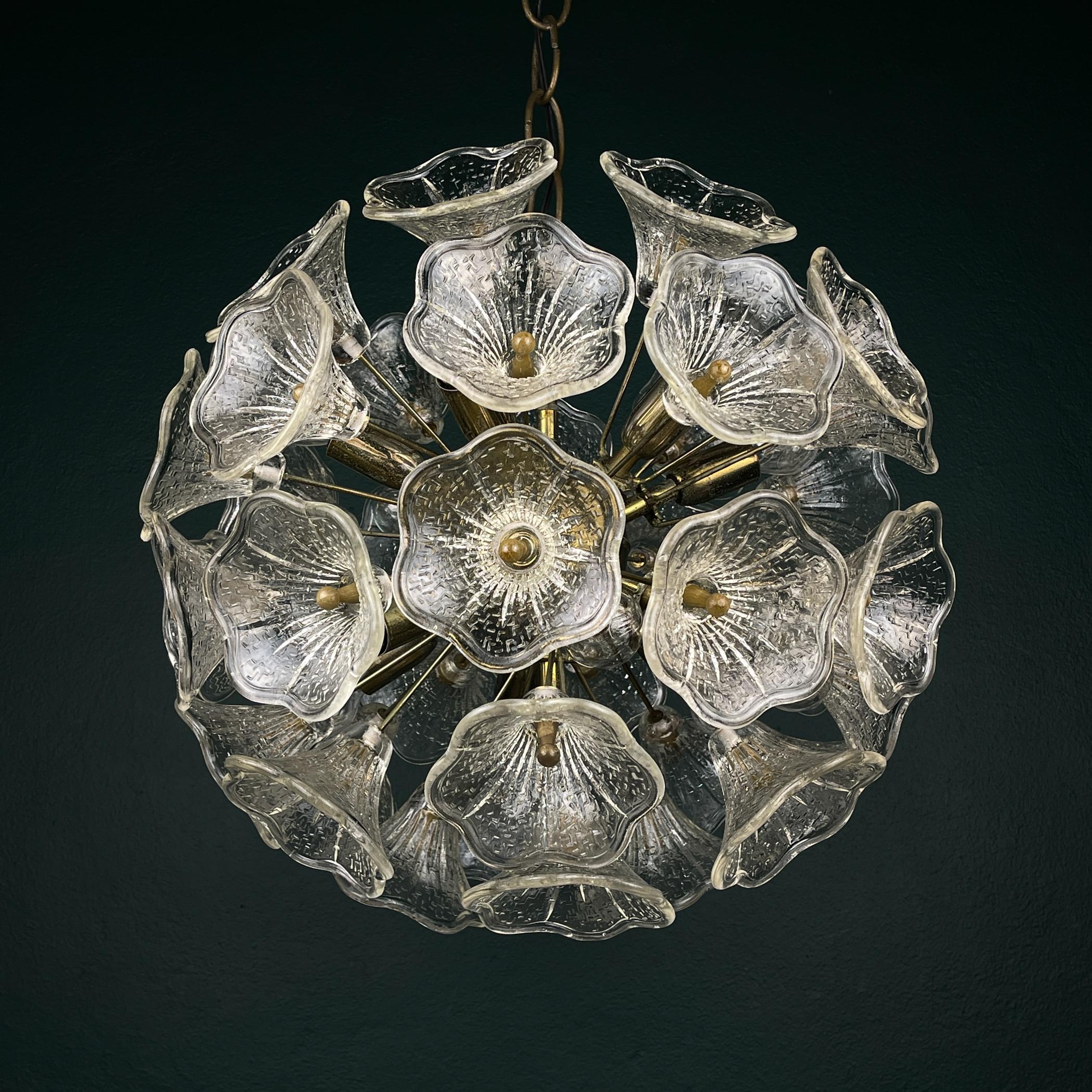 Araña de cristal de Murano Flor Sputnik de Paolo Venini para VeArt, Italia, años 60.
VeArt es una empresa italiana de soplado de vidrio fundada en 1965 en Venecia. Es conocida por sus artísticas lámparas de vidrio soplado. Ha colaborado con