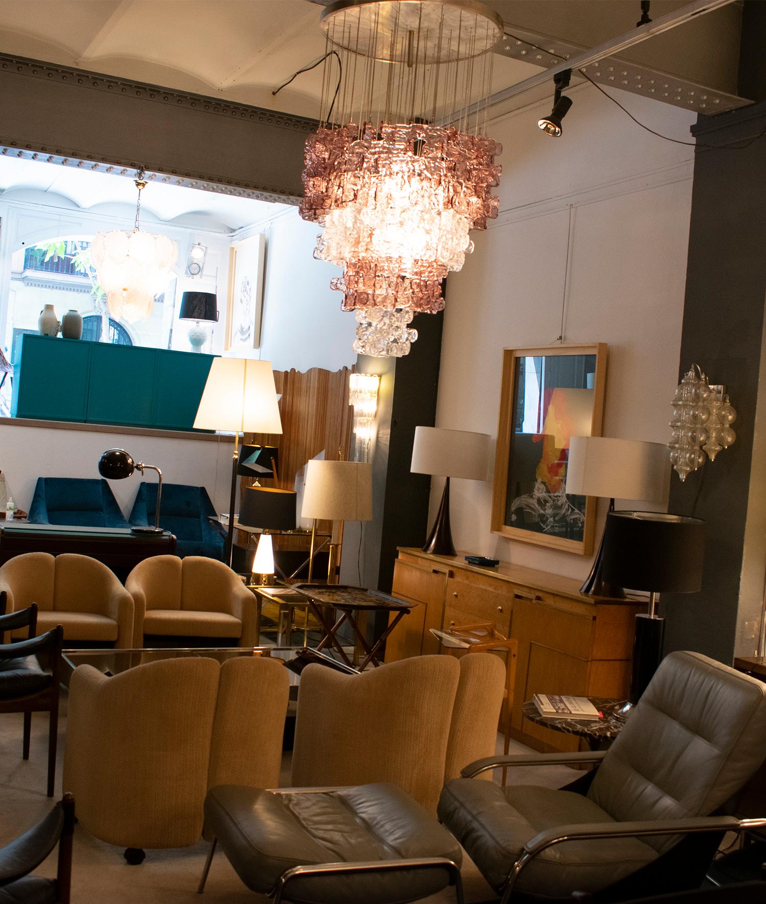Grande lampadario di murano in vetro lilla chiaro e rosa, attribuito a Carlo Nason, anni '70.
Pezzi in metallo e vetro di Murano. Manca un pezzo del colore chiaro e uno dei pezzi lilla deve essersi rotto ed è stato incollato molto tempo fa. Lo si