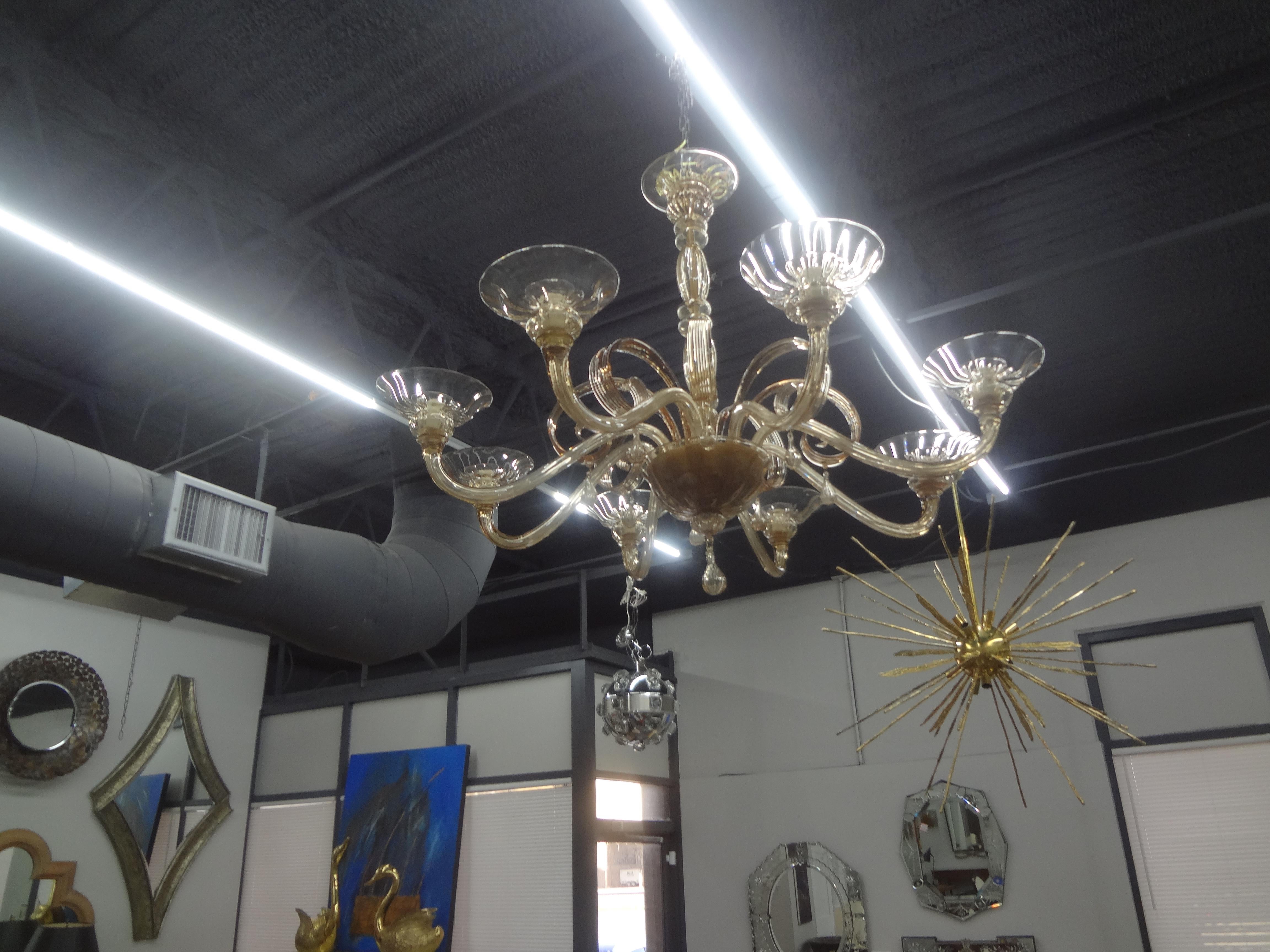Fin du 20e siècle Grand lustre de Murano en verre doré attribué à Venini en vente