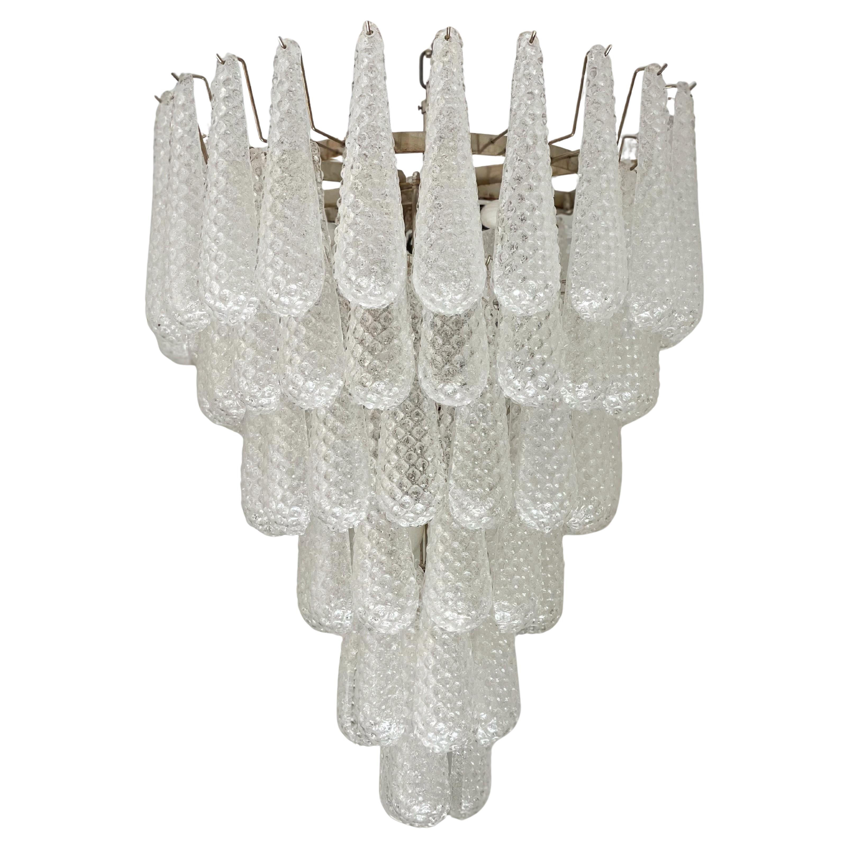 Grande lampadario di Murano nello stile di Venini.