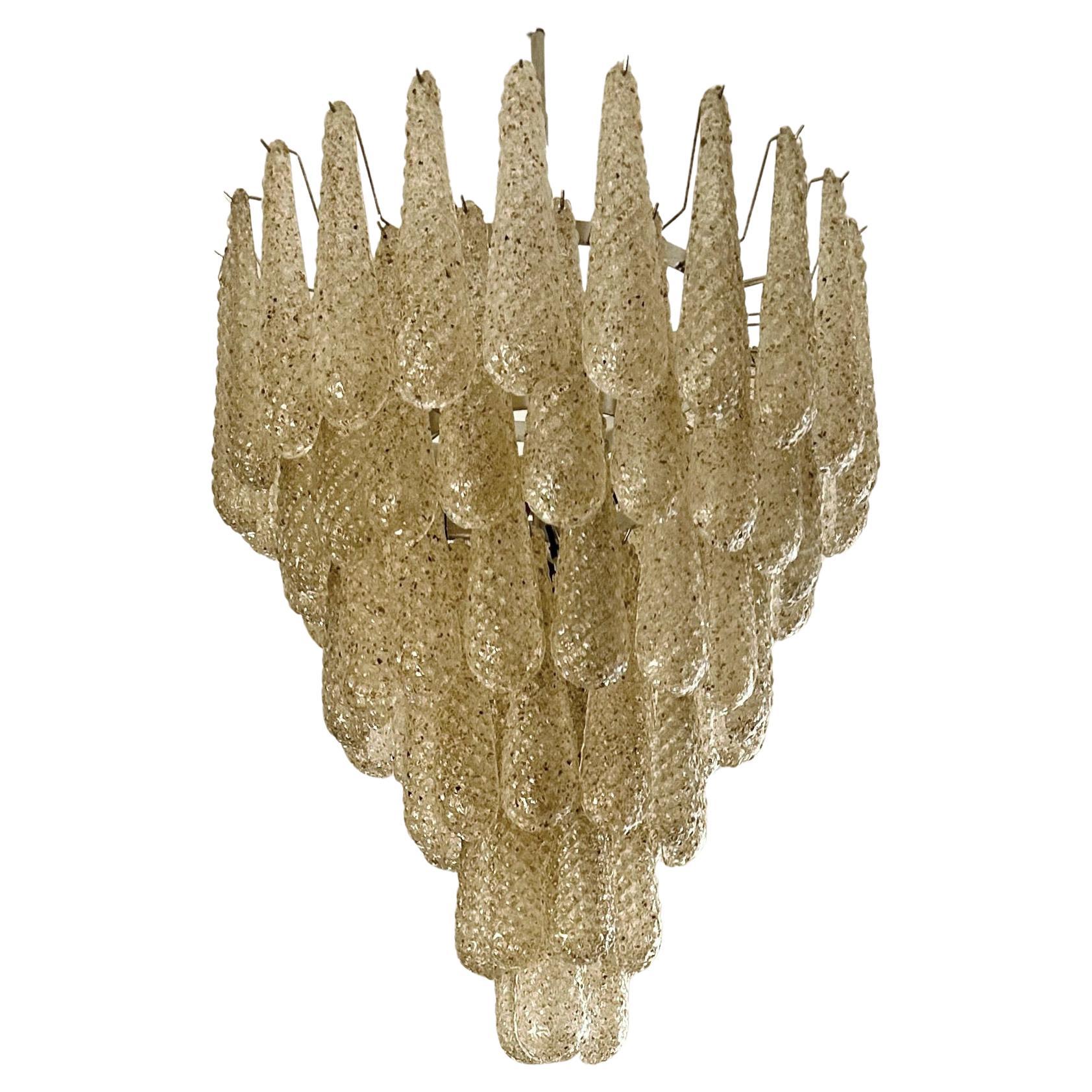 Grande lampadario di Murano nello stile di Venini in tonalità ambra.