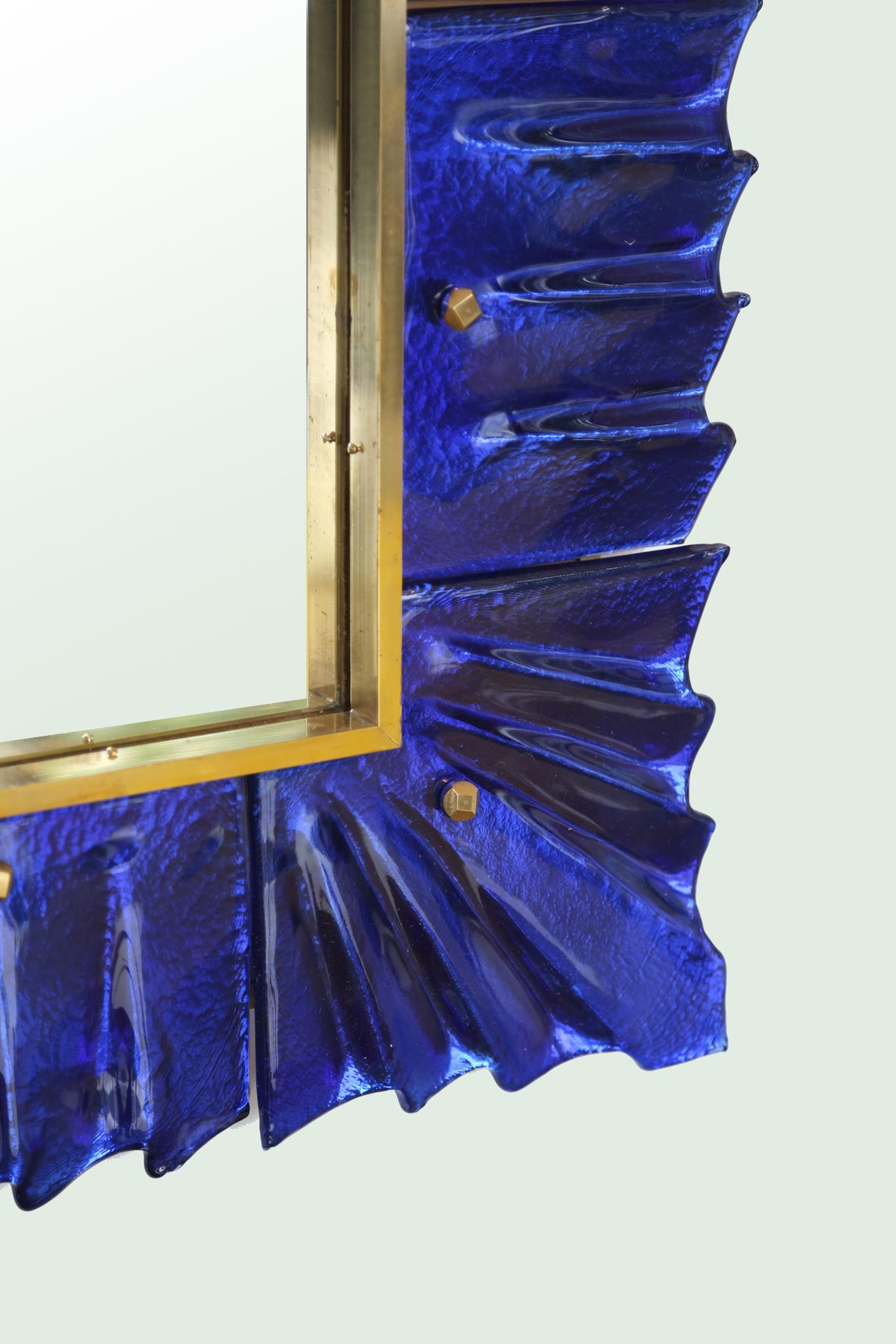 italien Grand miroir en verre de Murano bleu cobalt, en stock en vente