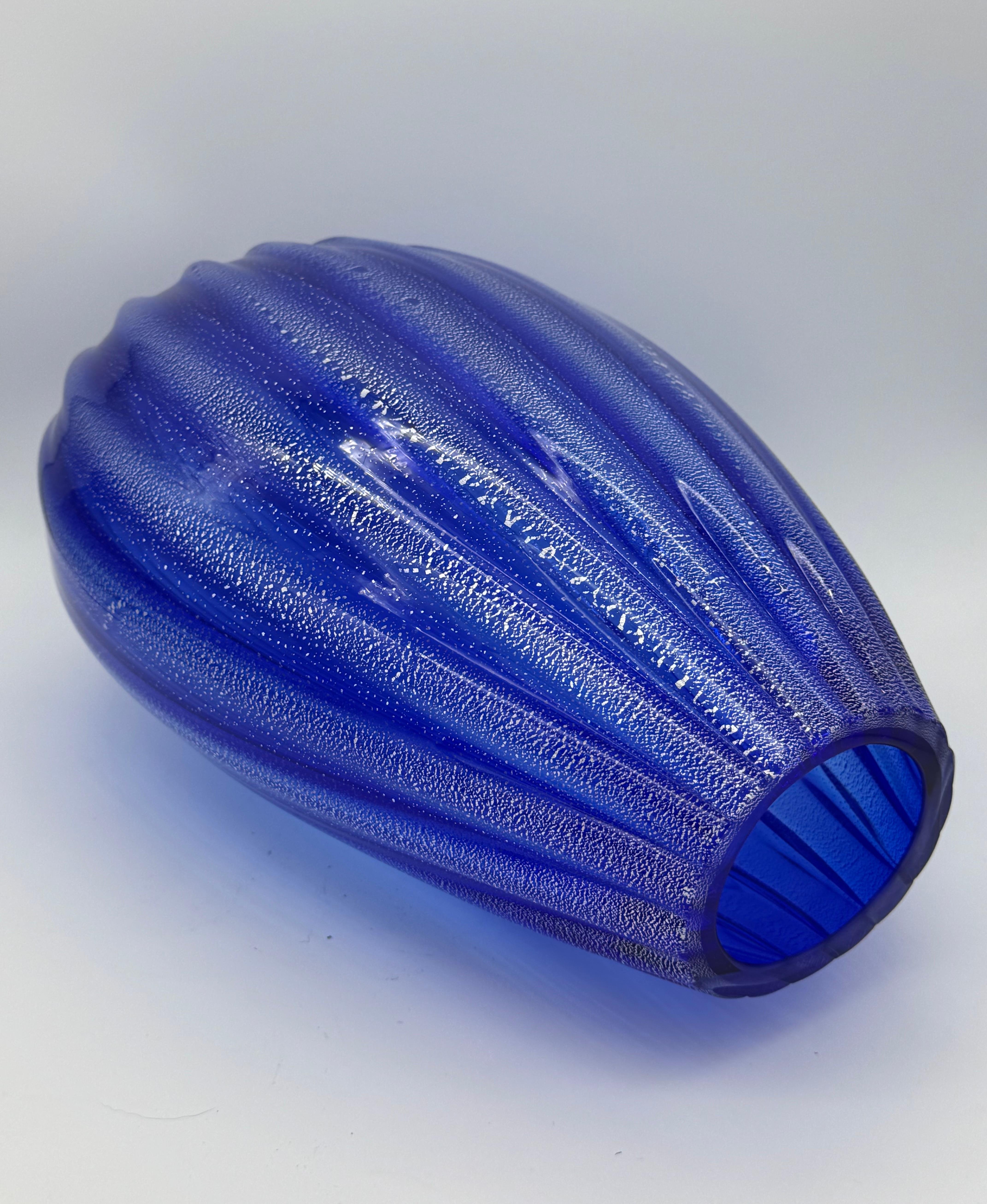 Large Murano Cobalt Blue Ribbed Vase with Silver Leaf Detailing In Good Condition For Sale In CABA, AR
