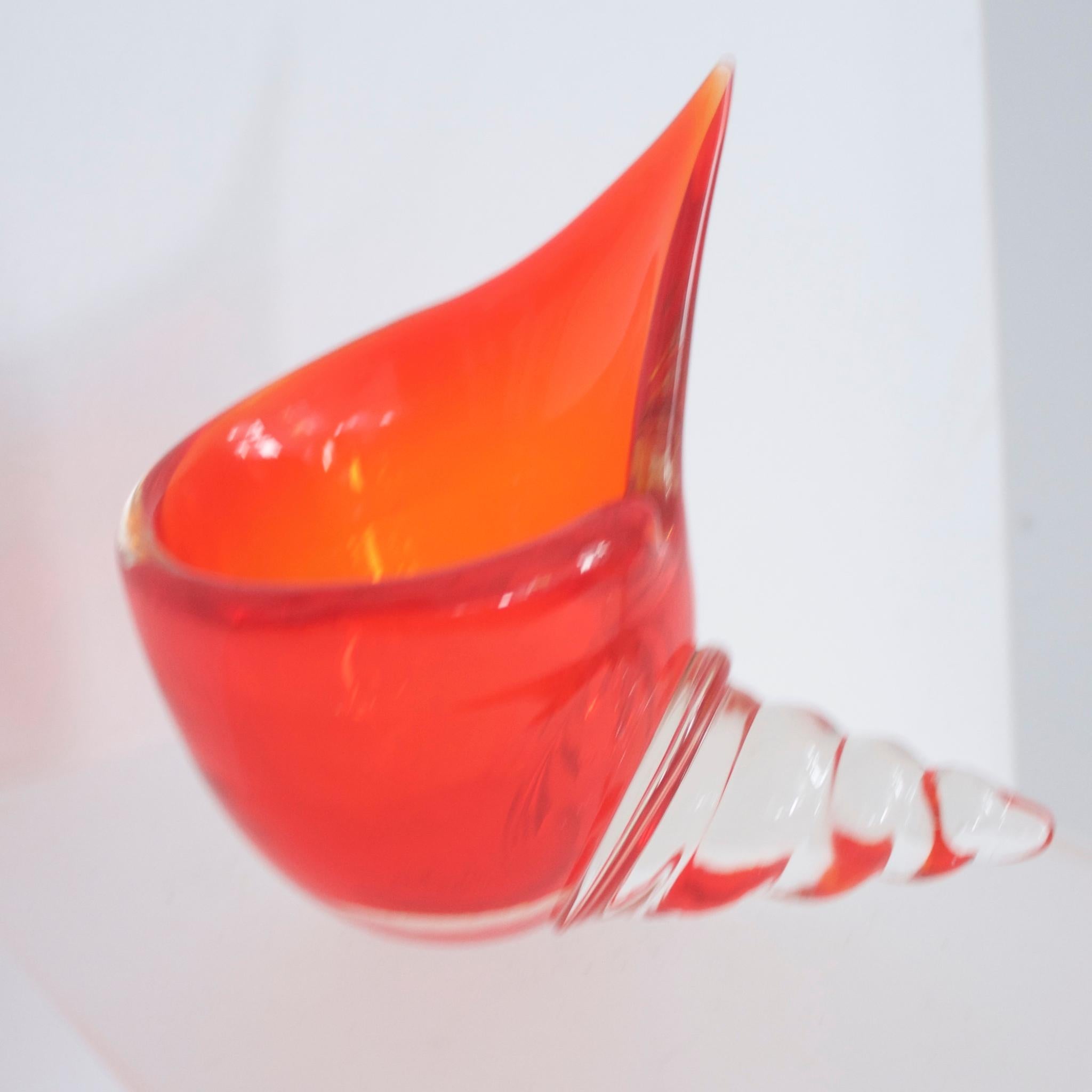 Large Murano conch shell in the style of Barbini. Alfredo Barbini, a glass artist born in 1912 on the islands of Murano in the lagoon of Venice, Italy, was one of Murano's leading figures of the 20th century. His parents were members of families