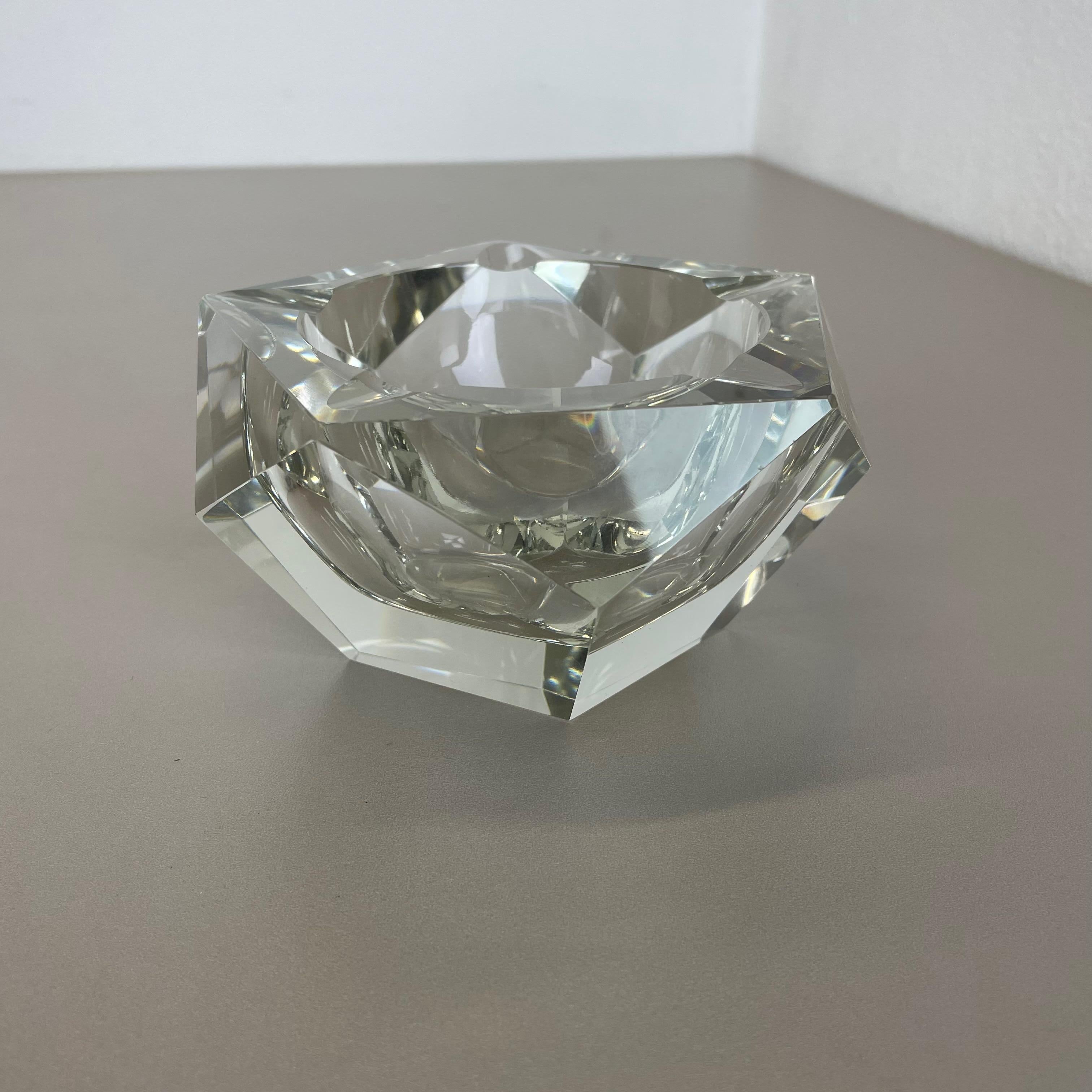 Article :

Cendrier en verre de Murano


Origine :

Murano, Italie


Design :

dans le style de Flavio Poli


Décennie :

1970s



Cet élément original de bol cendrier en verre vintage a été produit dans les années 1970 à