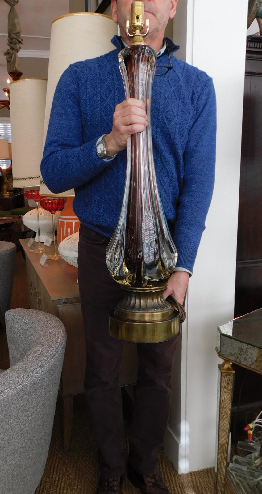 Eine außergewöhnlich seltene Größe, diese Murano-Glas-Lampe mit der Sommerso-Technik von geschichtetem farbigem Glas, Höhe 28