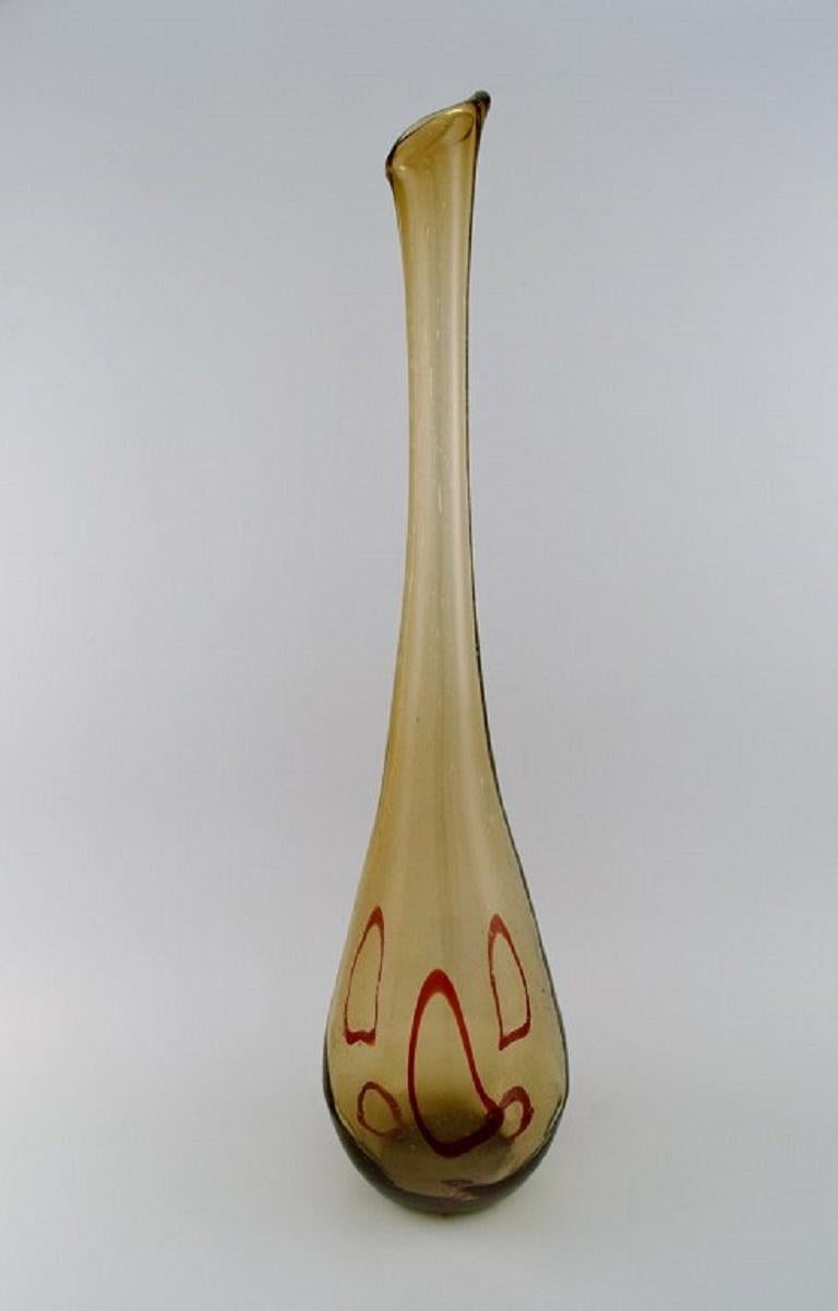 Grand Vase D Art Italien en verre soufflé à la main de Murano, de couleur rouge vif - A décor de tourbillons/Mouchetures noires et or. 31x16 - France