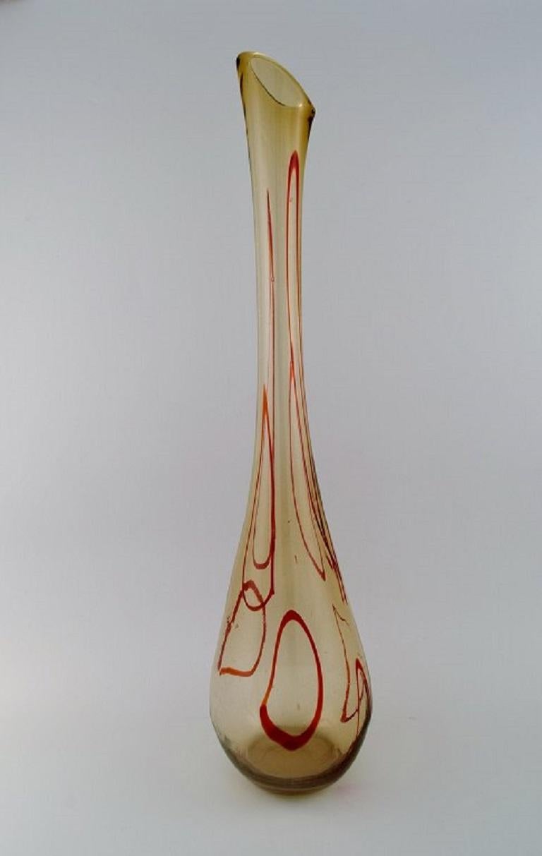 Große Muranobodenvase aus rauchigem und rotem mundgeblasenem Kunstglas. 
Italienisches Design, 1960er / 70er Jahre.
Maße: 66 x 16 cm.
In ausgezeichnetem Zustand.