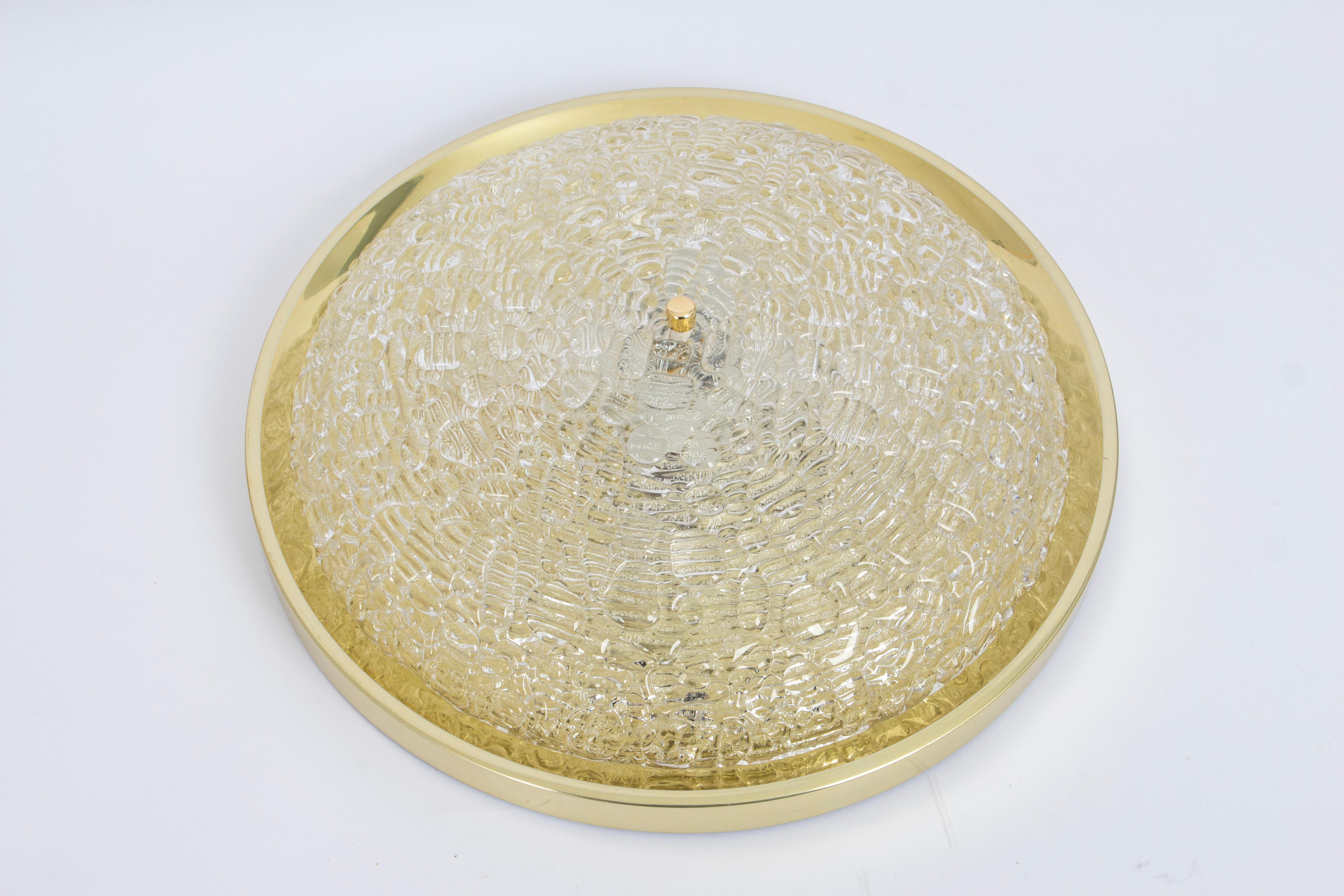 A round biomorphic clear glass wall sconce or flush mount designed by Doira Leuchten, manufactured in Germany, circa 1970s.

High quality and in very good condition. Cleaned, well-wired and ready to use.

The fixture requires 4 x E27 Standard
