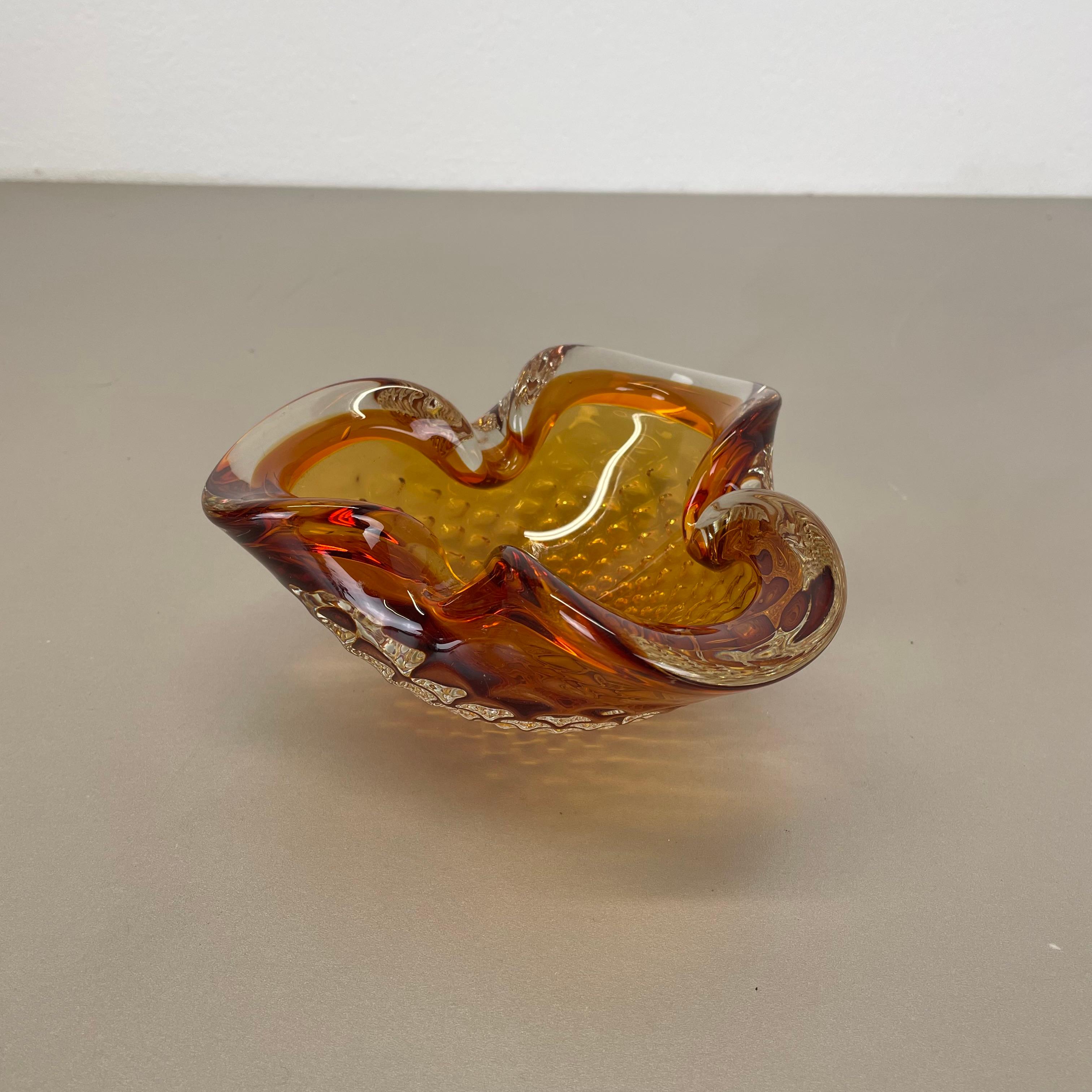 Articolo:

Elemento per ciotola in vetro di Murano  posacenere


Origine:

Murano, Italia


Decennio:

1970s


Questo elemento originale in vetro è stato prodotto negli anni '70 a Murano, in Italia. Un elegante elemento in vetro di Murano di colore