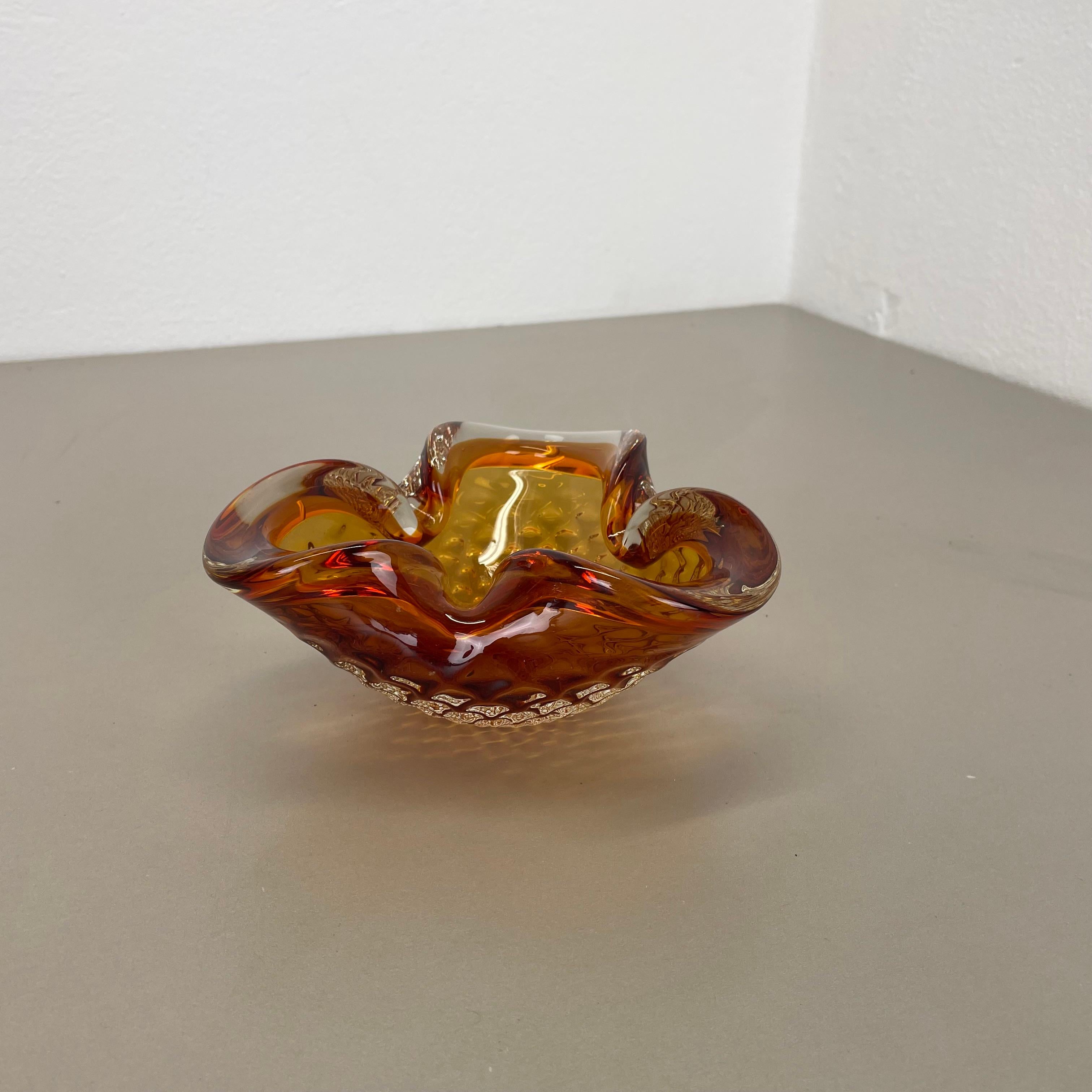Mid-Century moderno Grande ciotola in vetro di Murano da 1 kg con elemento a bolle d'aria conchiglia Italia anni '70 in vendita