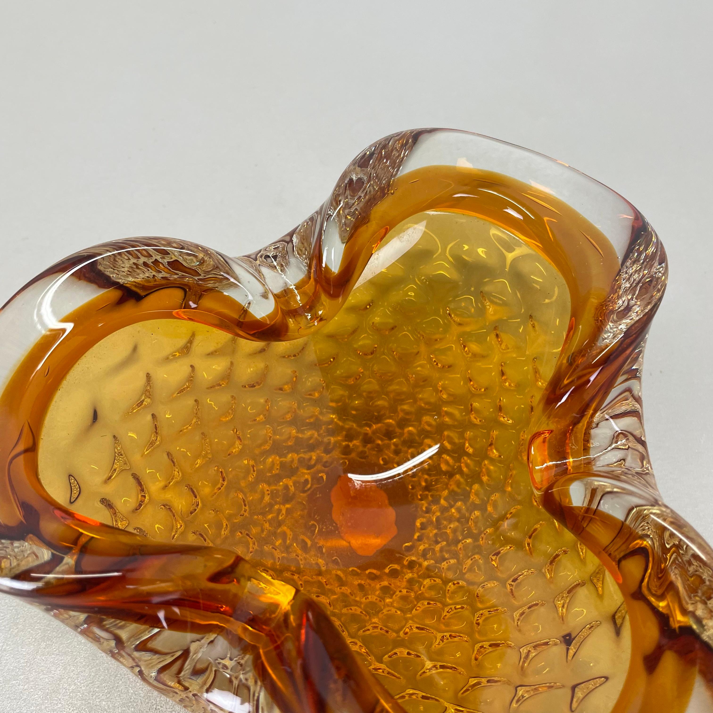 Italiano Grande ciotola in vetro di Murano da 1 kg con elemento a bolle d'aria conchiglia Italia anni '70 in vendita
